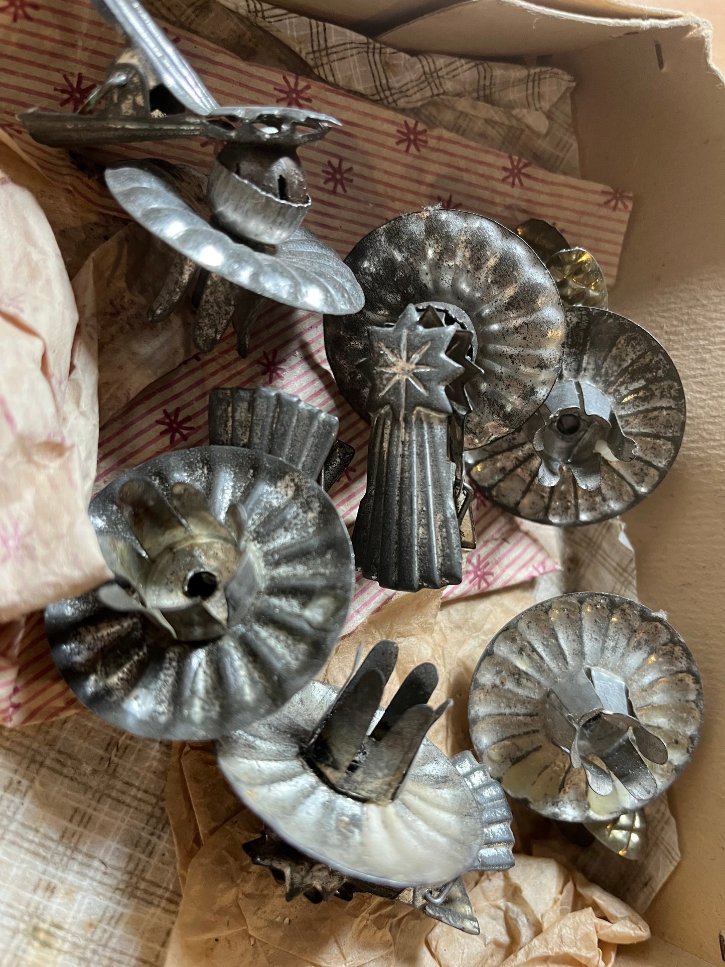 Weihnachtsschmuck im Karton von ca. 1940 & Kerzenhalter