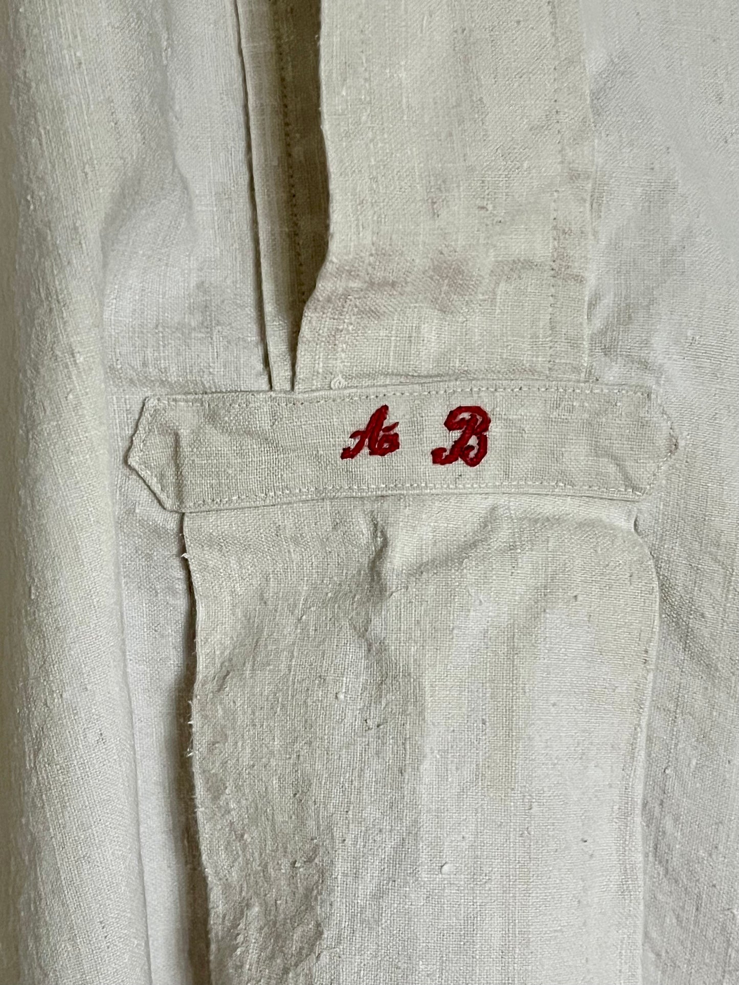 Großvaterhemd mit Stil und Monogramm AB und einem Fleck