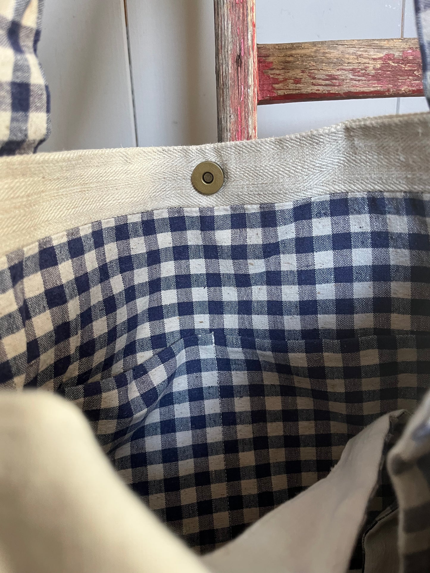 Blau gestreift: große Tasche aus kräftigem altem Leinensack mit Herzanhänger