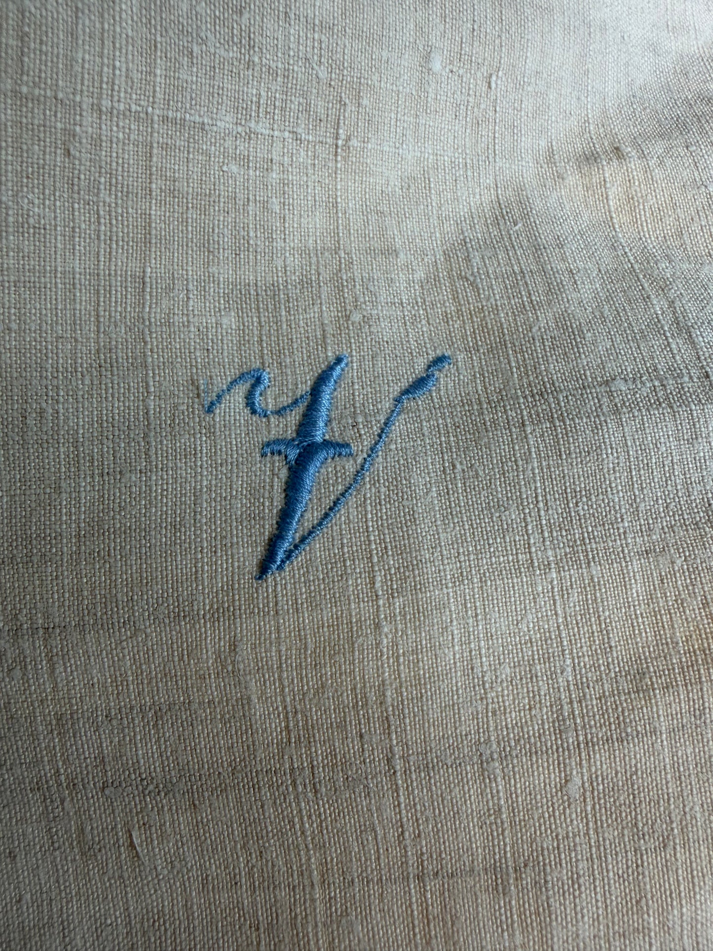 Großes Monogramm- Tuch aus schwerem, altem Leinen mit eingesticktem Initial