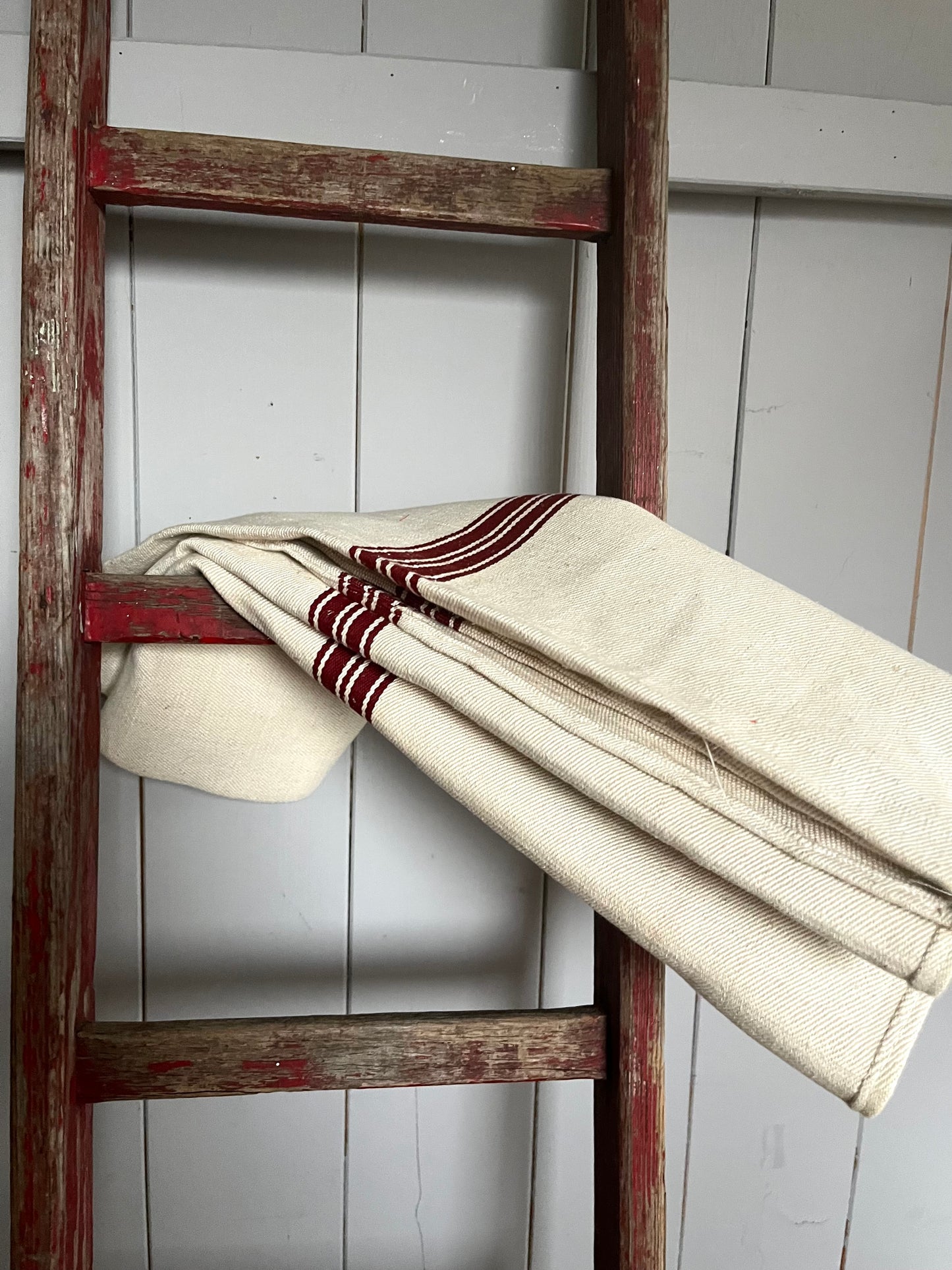 Unbenutzter alter Leinensack mit Dunkelroten Streifen 140 x 55