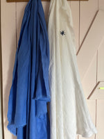 Charger l&#39;image dans la galerie, Just a Throw…Überwurf, Decke, Plaid aus dickem Leinen mit blauer Blüte
