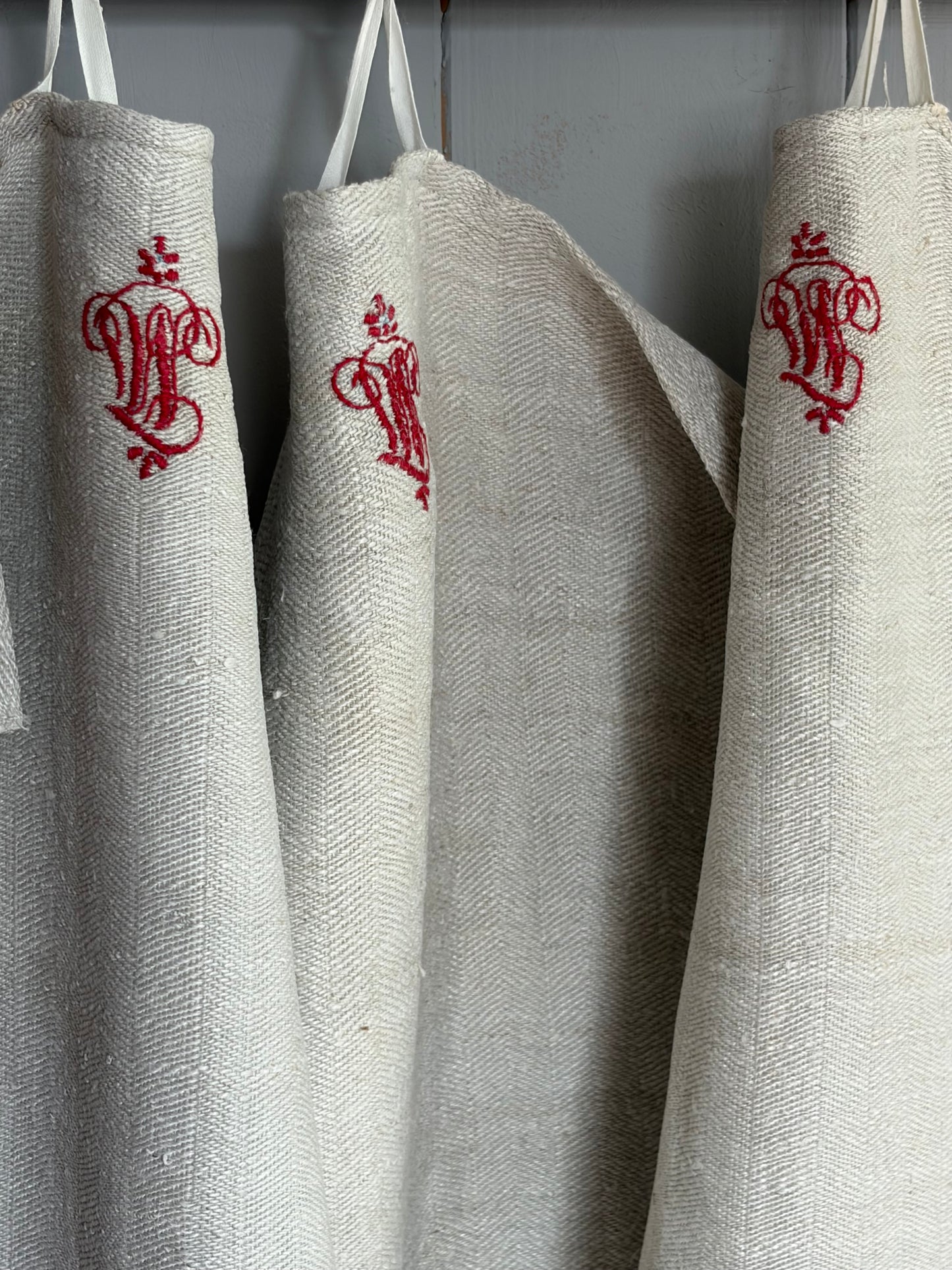 Top XXL Tuch mit Grätenmuster und Monogramm 125 x 43