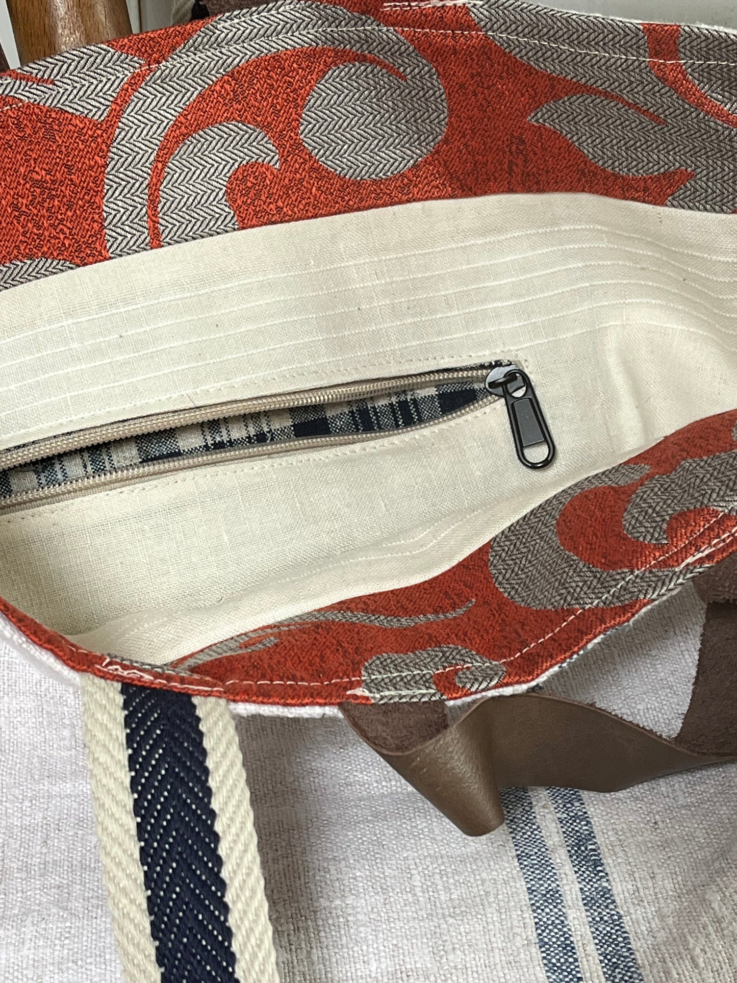 Blau gestreift: Große Tasche aus altem Leinensack