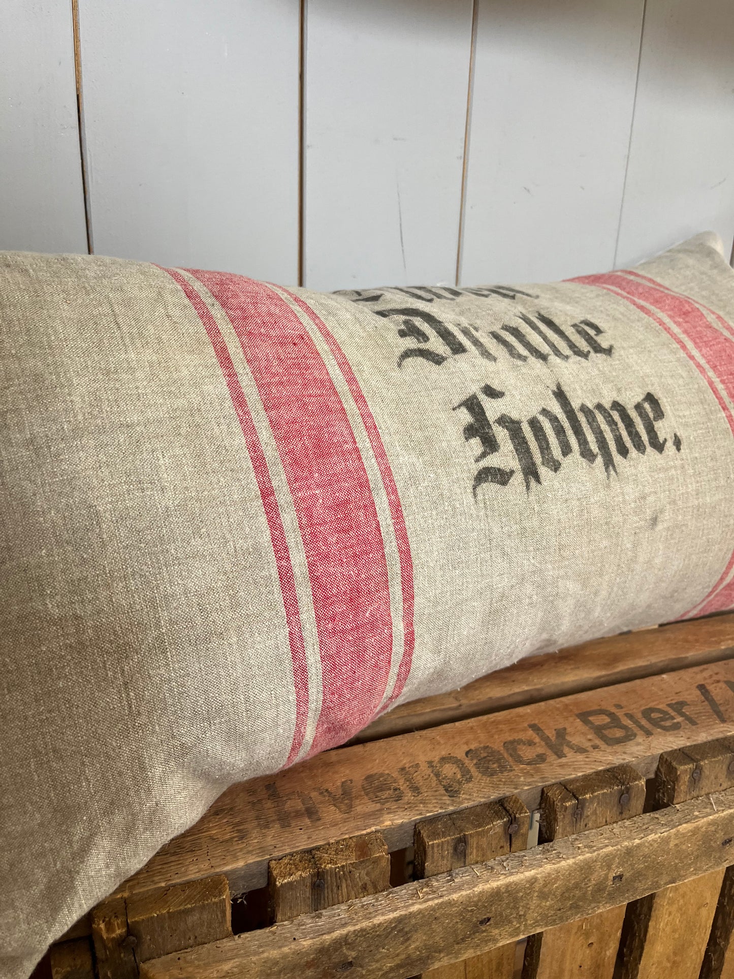 Großes Kissen aus einem alten Leinensack mit Original Aufschrift