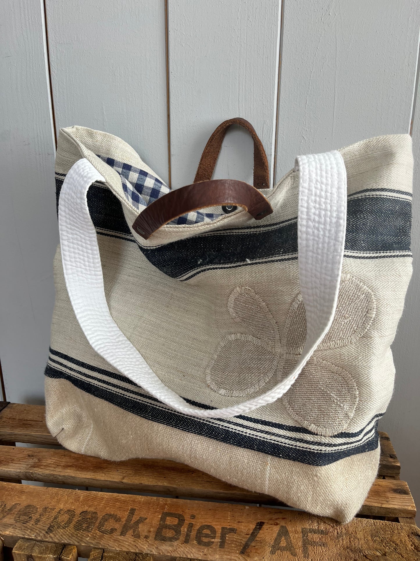 Blue Stripes: Große Tasche aus altem Leinen mit Streifen und Blüten