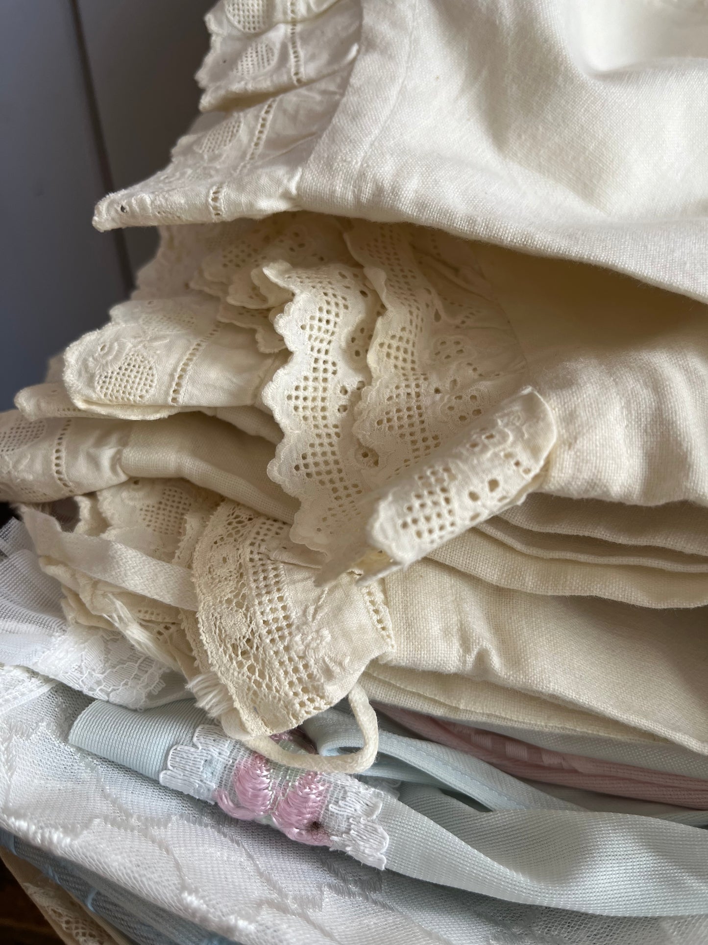 Große Sammlung alte Kinderkleidung in einem Koffer circa 50 Teile aus den 1940er Jahren