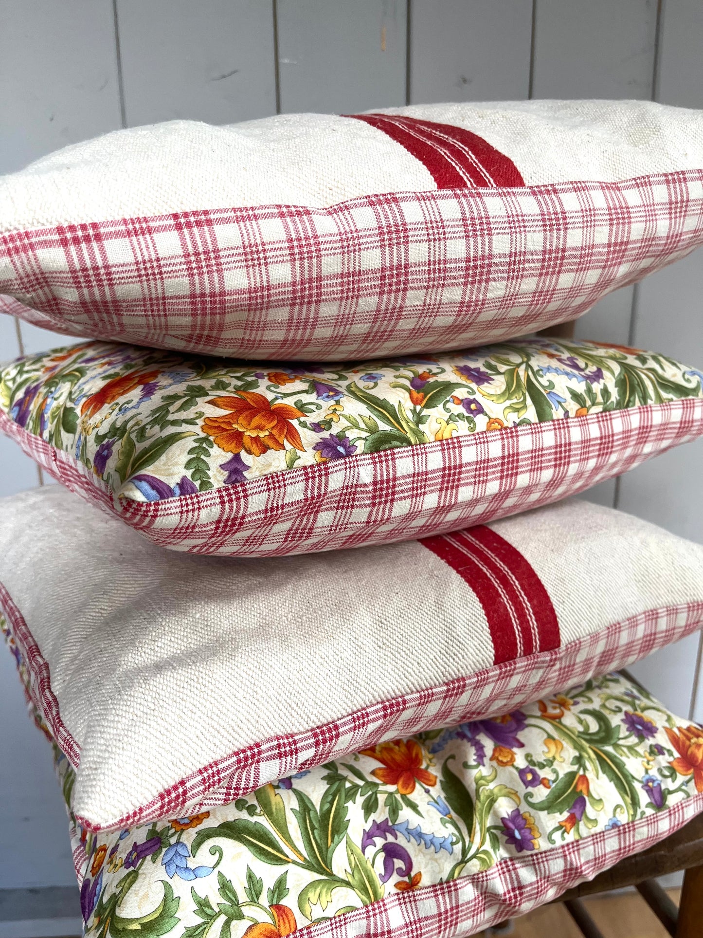 Rot gestreift: Vintage Kissen aus altem Leinensack 40 x 40