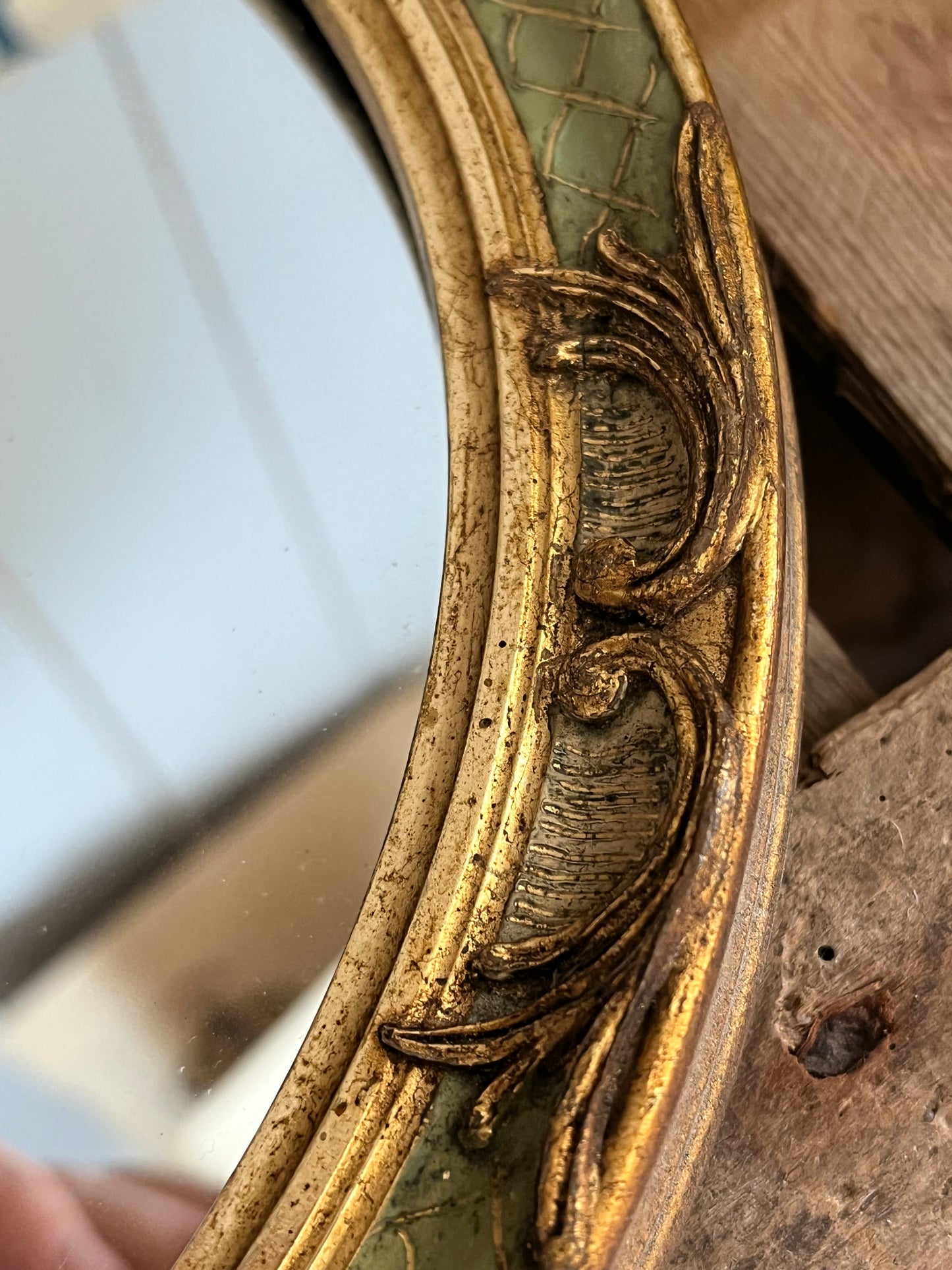 Alter florentinischer Spiegel schwer und mit Stuckrahmen