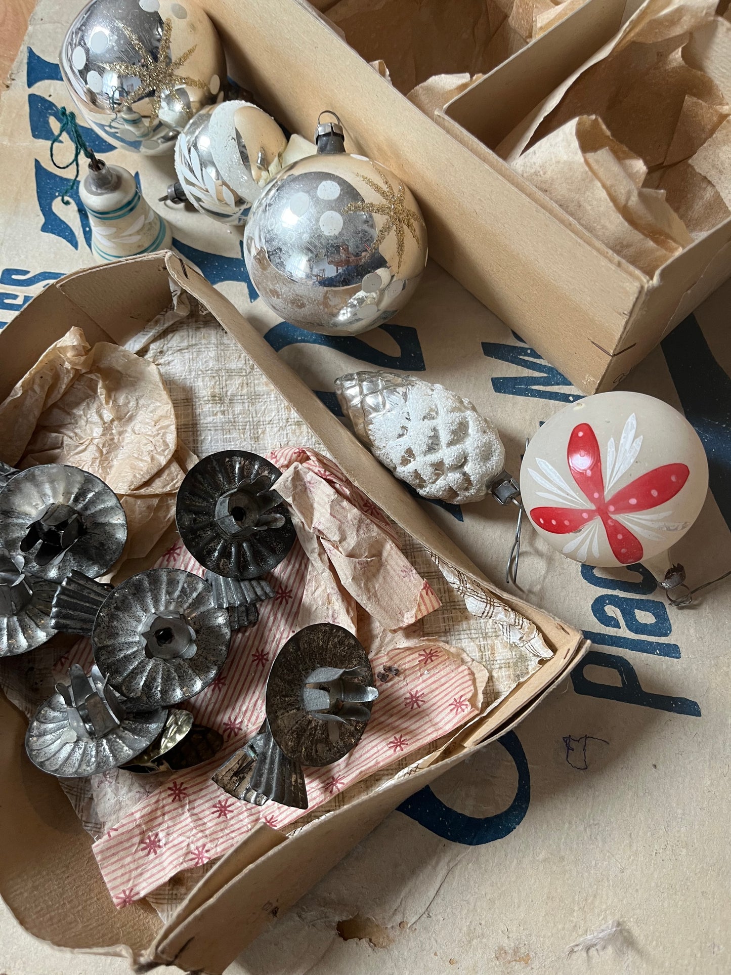 Weihnachtsschmuck im Karton von ca. 1940 & Kerzenhalter