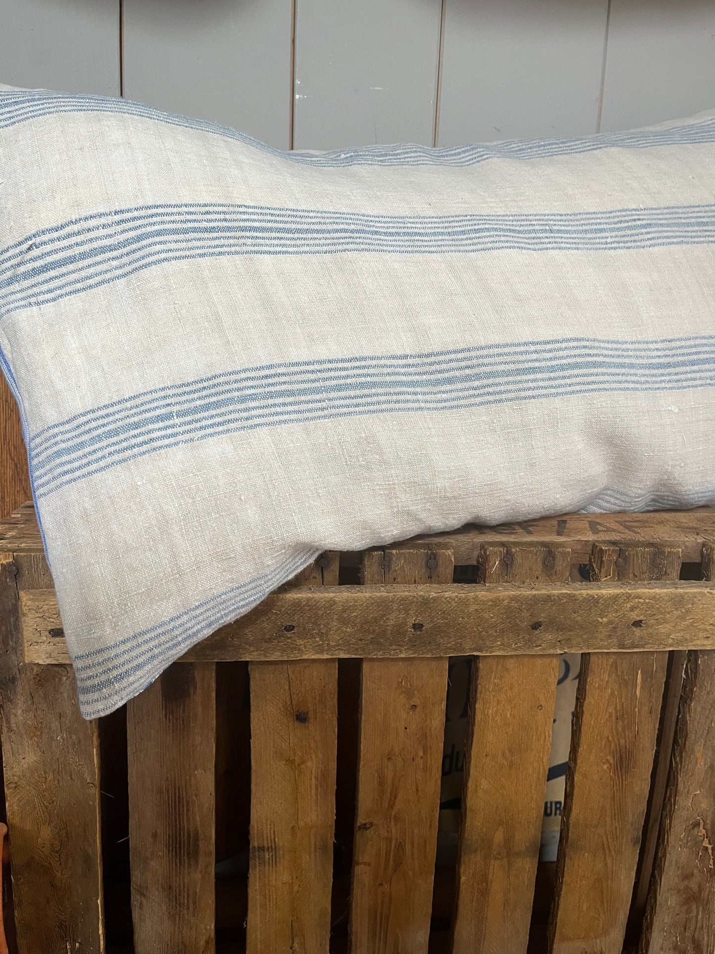 Großes Kissen blau/weiß 70 x 40 aus  altem Leinen