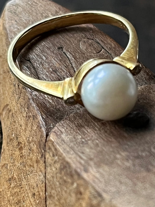 Goldring mit Perle und kleinen Brillanten