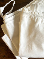 Load image into Gallery viewer, 2  feine vintage Hemdchen mit hübscher Borte im Set
