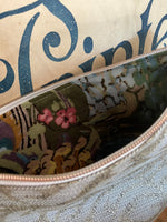 Load image into Gallery viewer, Fleur de Lille Kosmetiktasche Tasche aus altem Leinen mit Innenfutter kleiner Shopper
