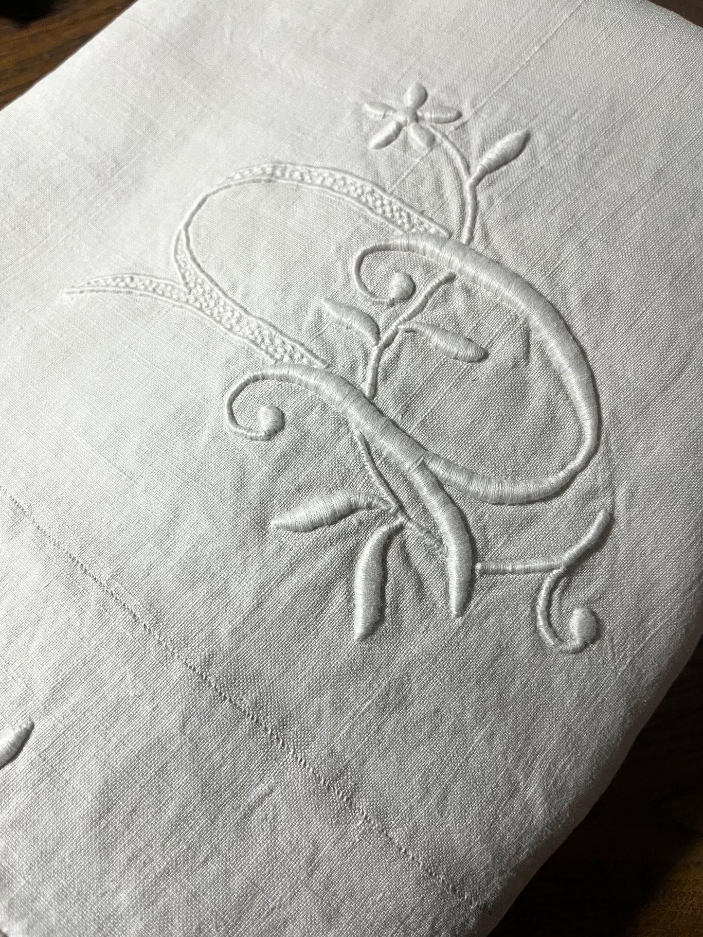 Fantastisches Leinenlaken aus Frankreich mit bildschönem Monogramm
