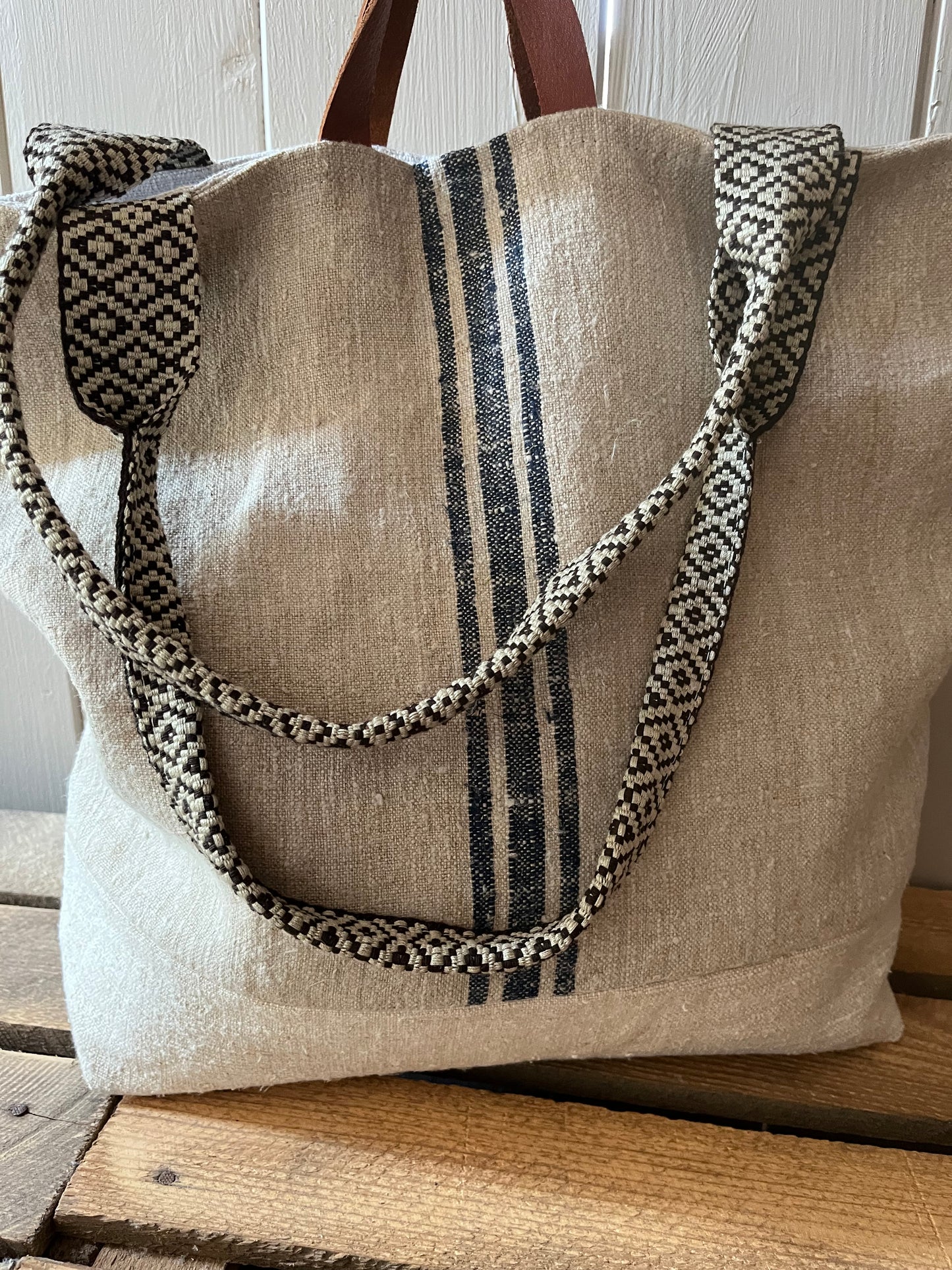 Gestreift: Große Tasche aus altem Leinensack mit Streifen