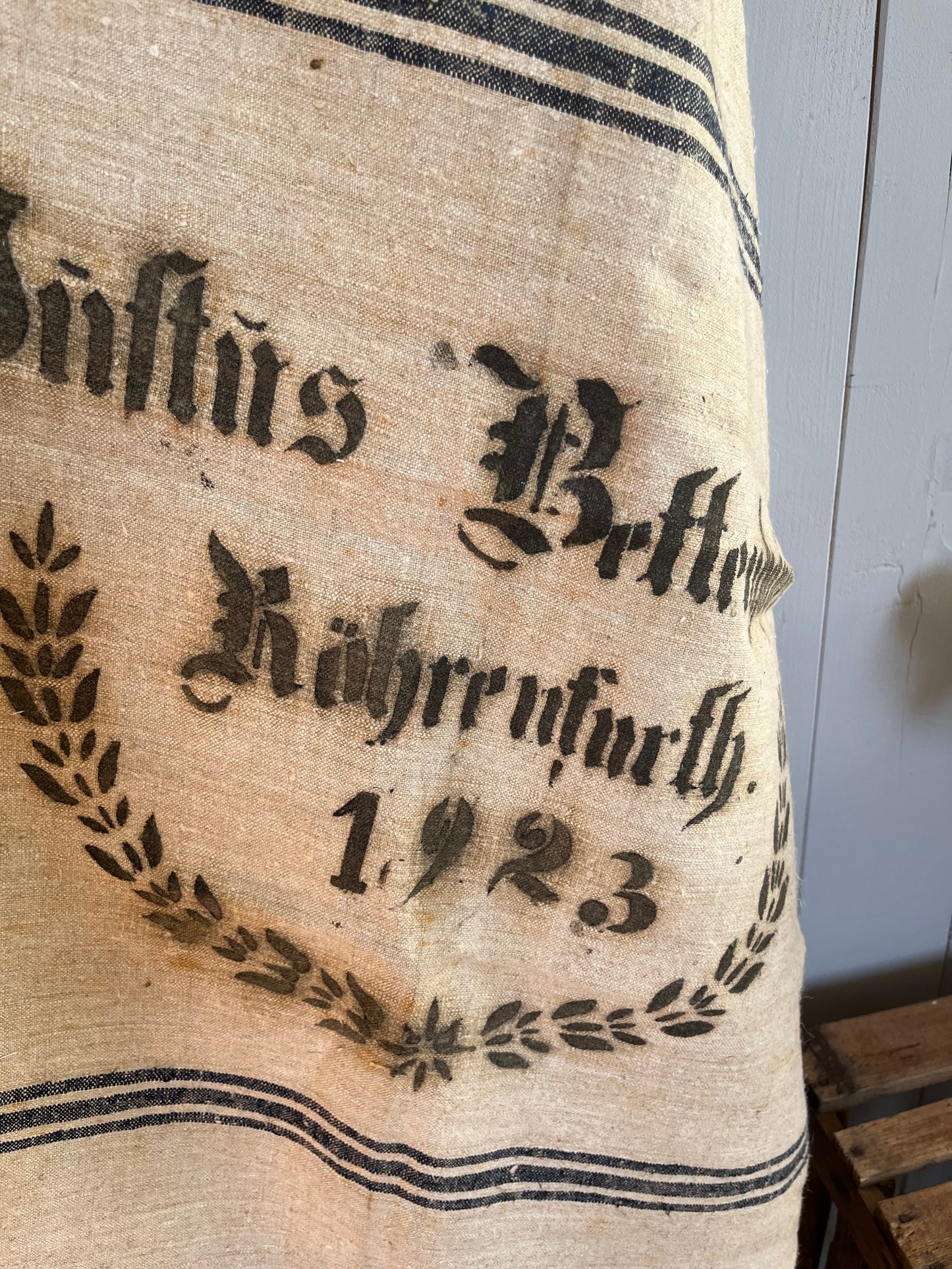 Großer alter  Kornsack aus Leinen  1923  mit Aufdruck und blauen Streifen