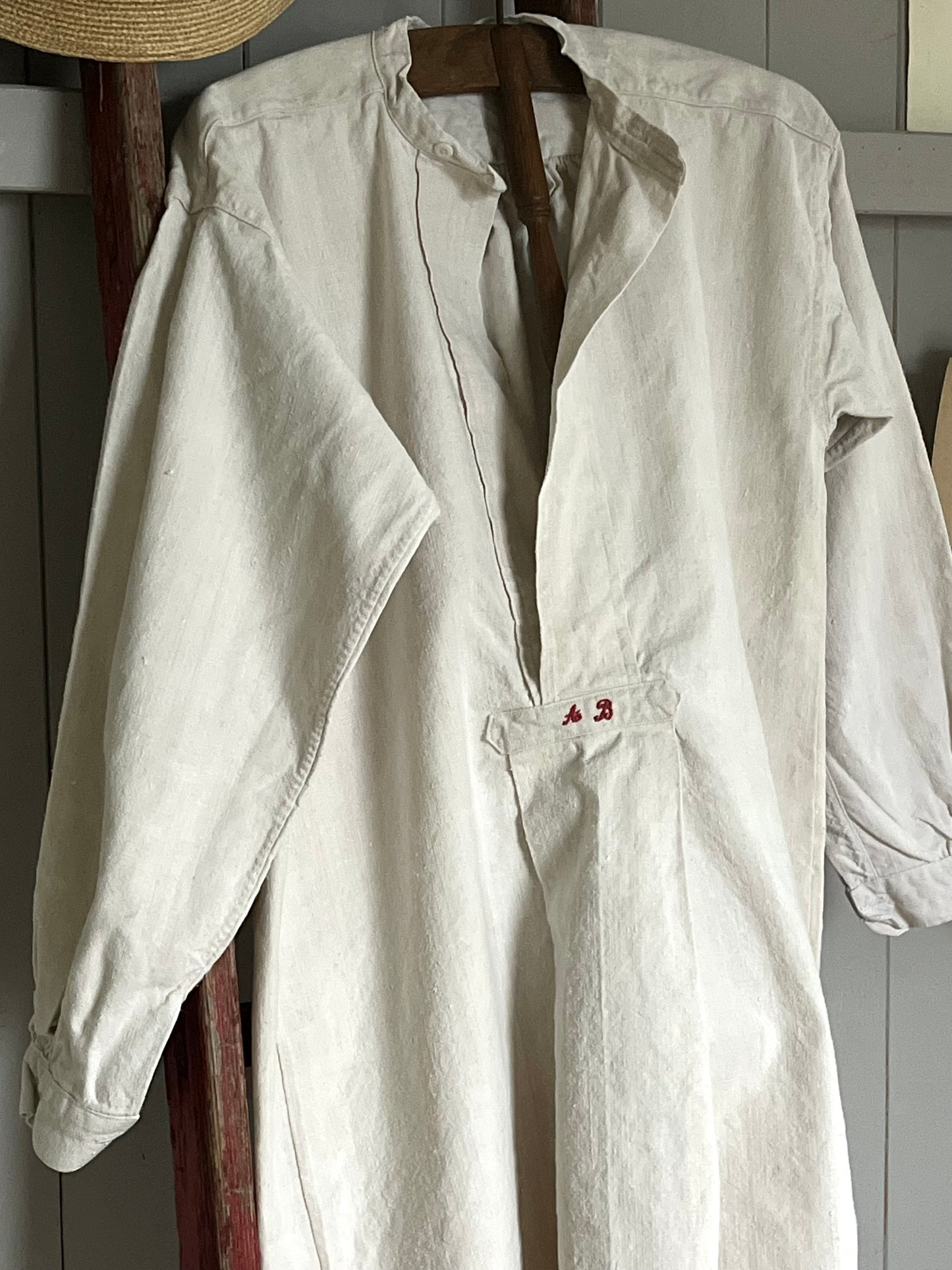 Großvaterhemd mit Stil und Monogramm AB und einem Fleck