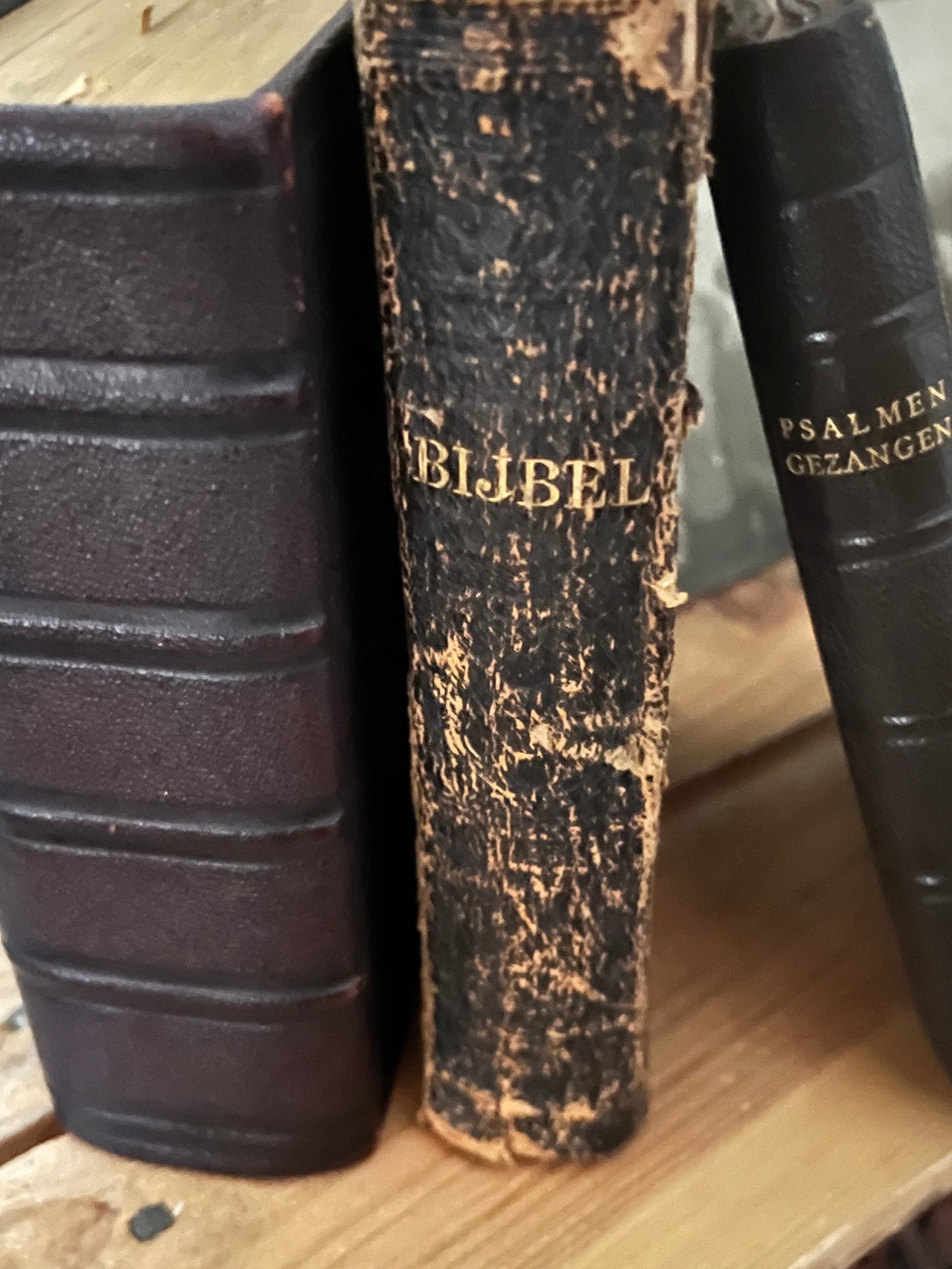 Sammlung vier sehr alte Bücher: Bibel und Gebetsbuch. In Leder gebunden, Goldrand - wunderschön