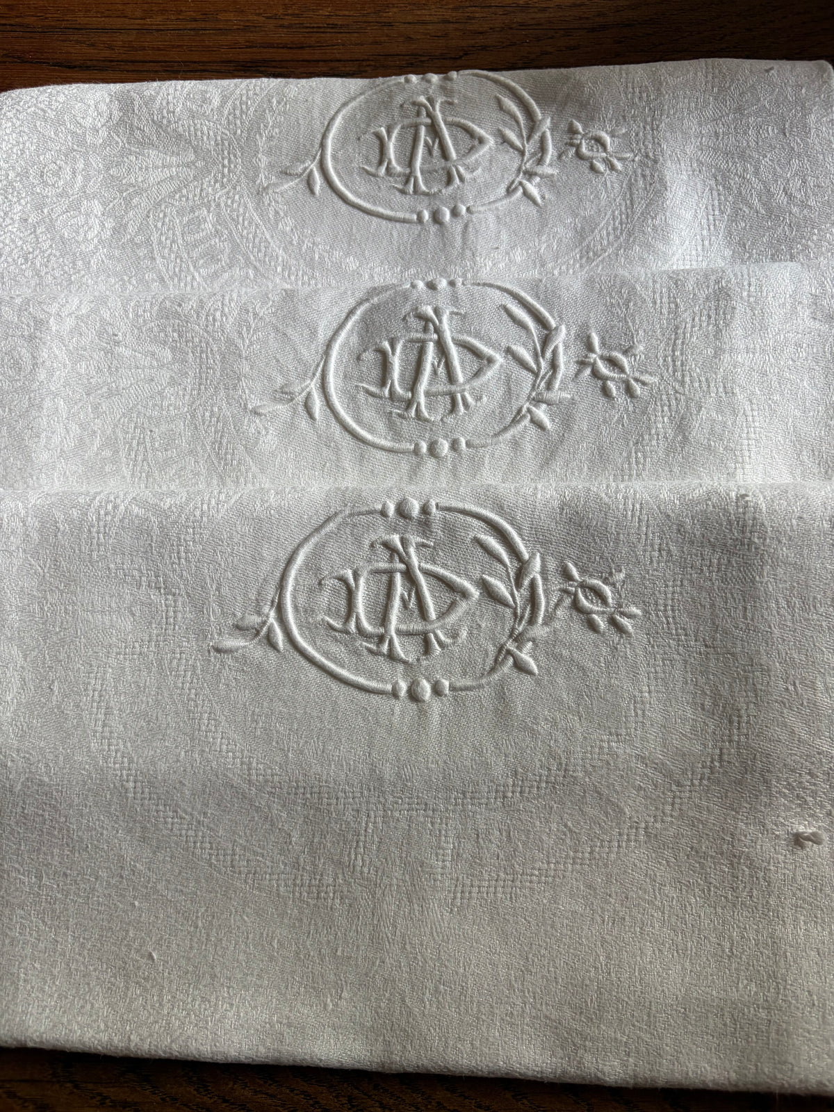 4 beeindruckende Leinen Damast Servietten mit Prunkmonogramm aus Belgien