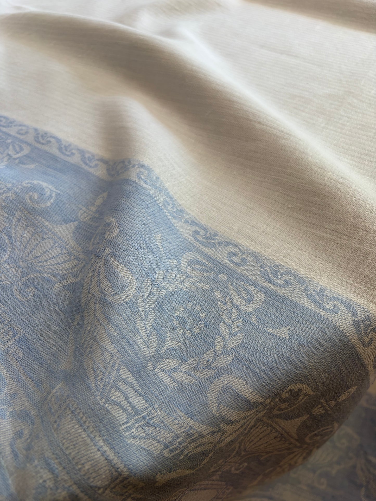Große, ehrwürdige Leinendecke für die Tafel mit blauer Damastbordüre und Biedermeier-Muster