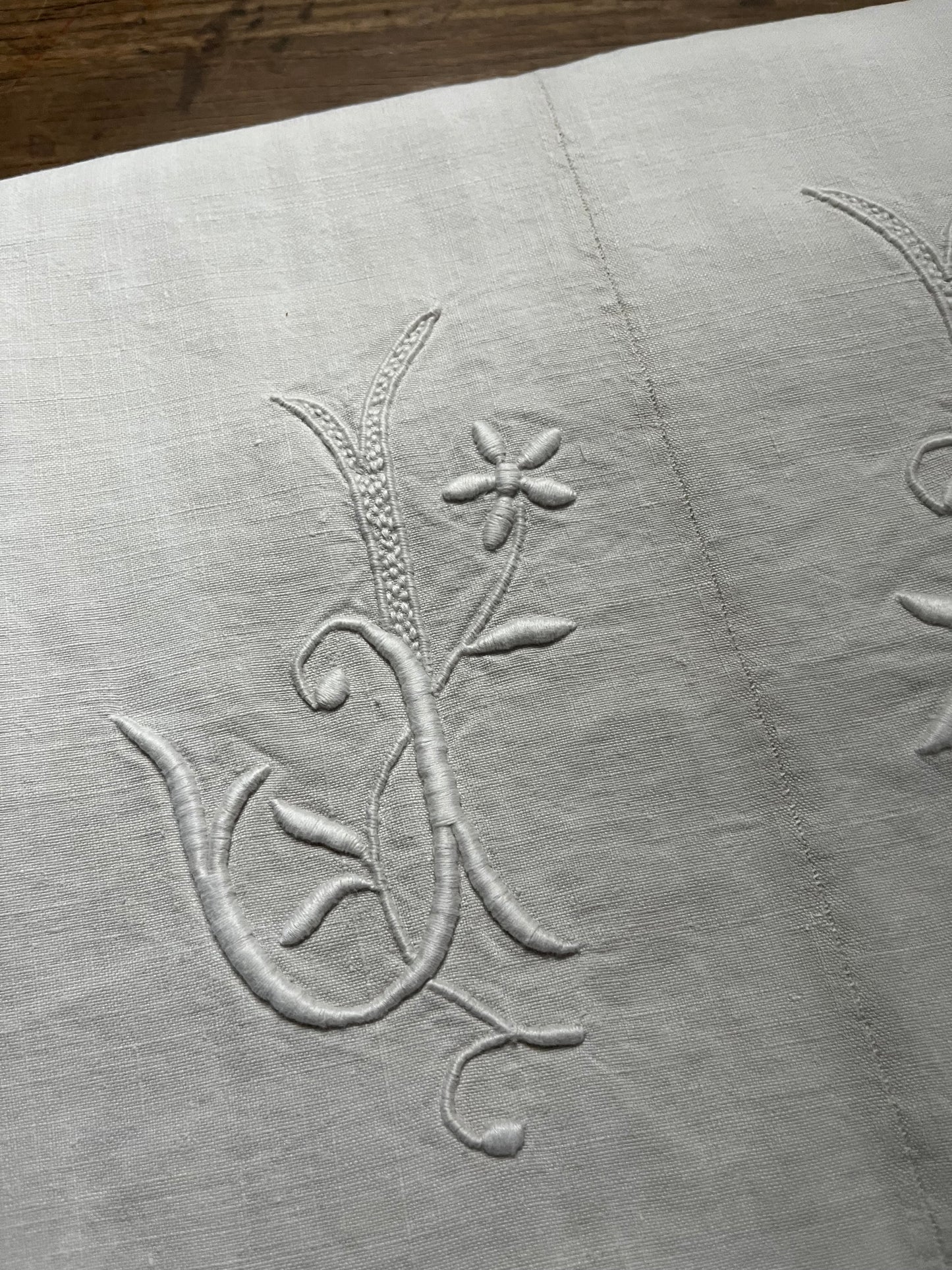 Fantastisches Leinenlaken aus Frankreich mit bildschönem Monogramm