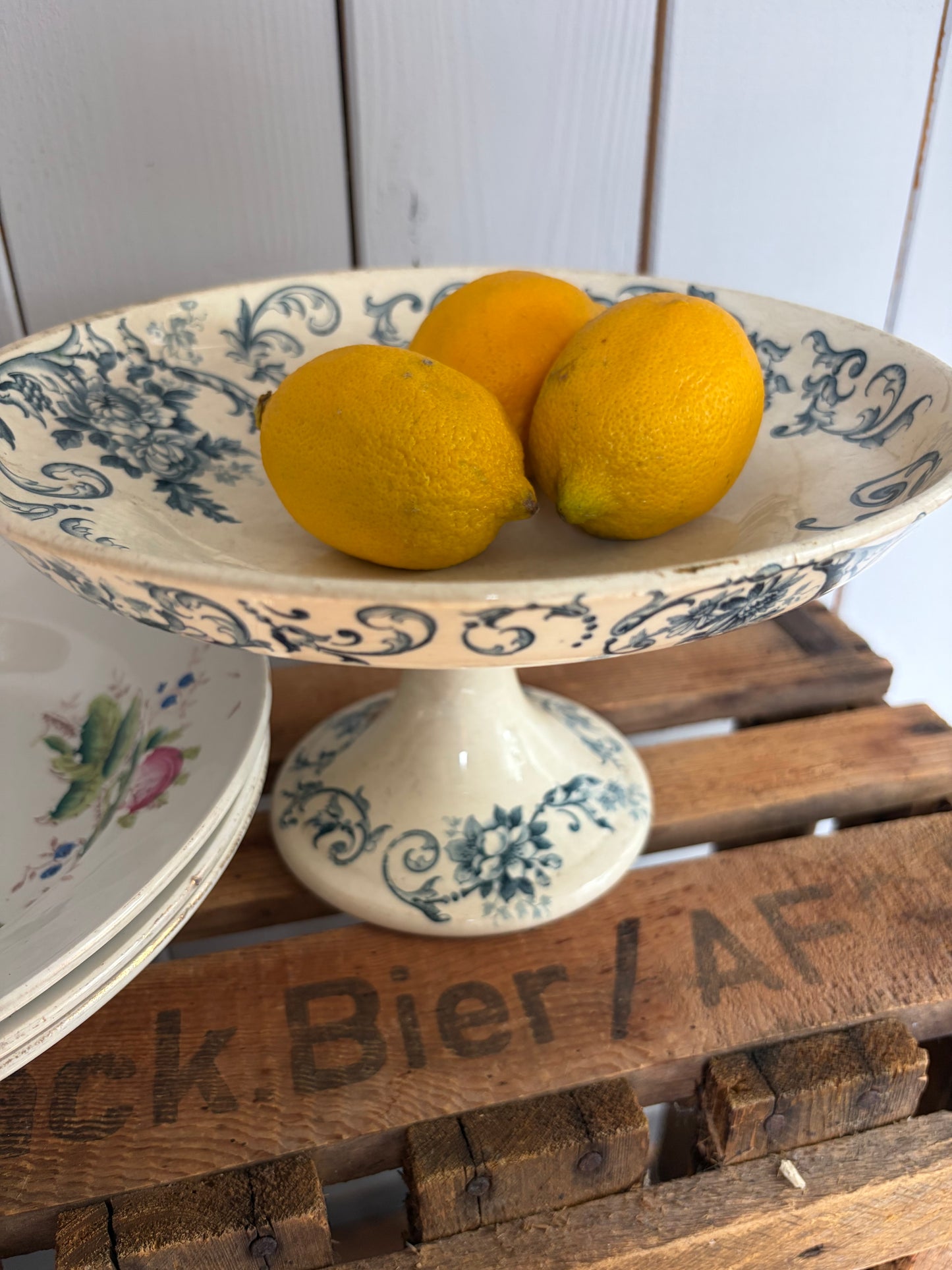 Bildschöne französische vintage Etagere blau-weiße Keramik