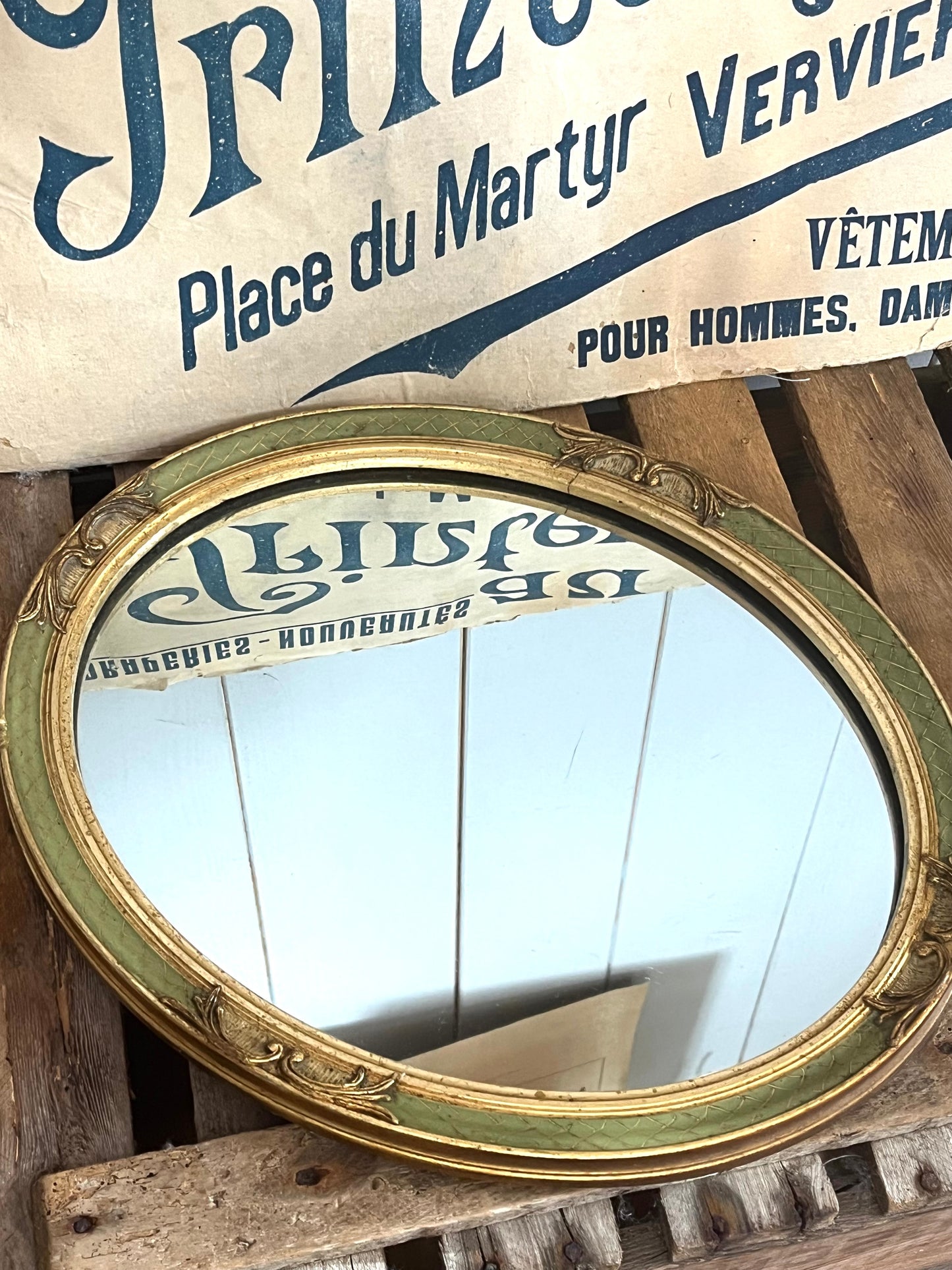 Alter florentinischer Spiegel schwer und mit Stuckrahmen