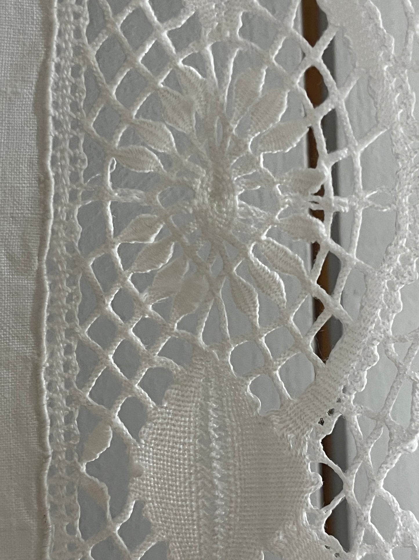 Feinste Leinendecke mit hervorragender Weißstickerei und Filetborte 126 x 120