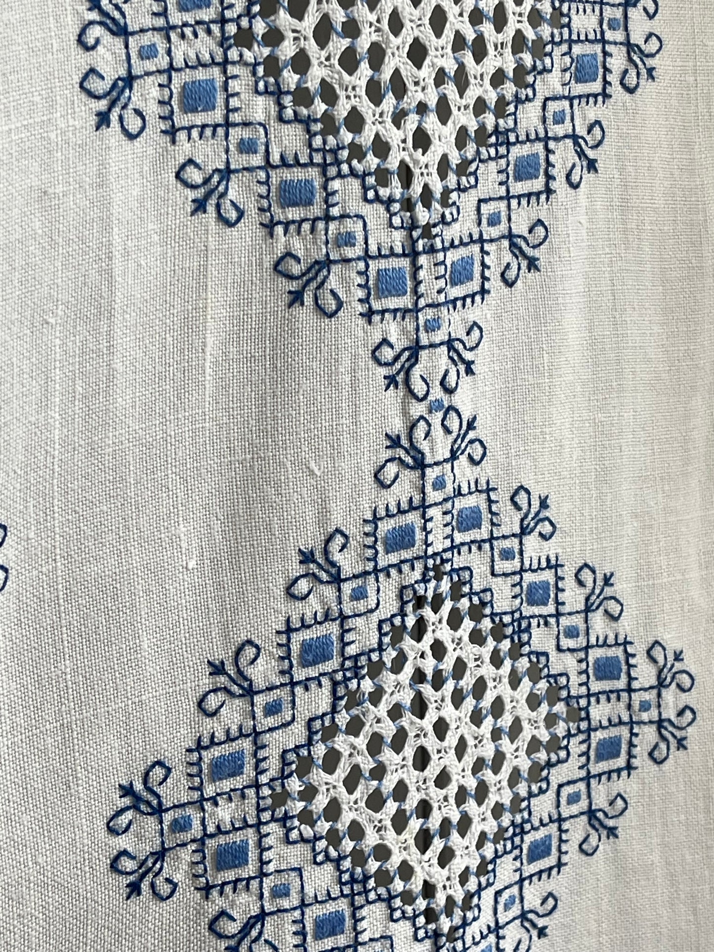 Viel Handarbeit in Blau/Weiß: Große Leinendecke in bestem Zustand 190 x 150