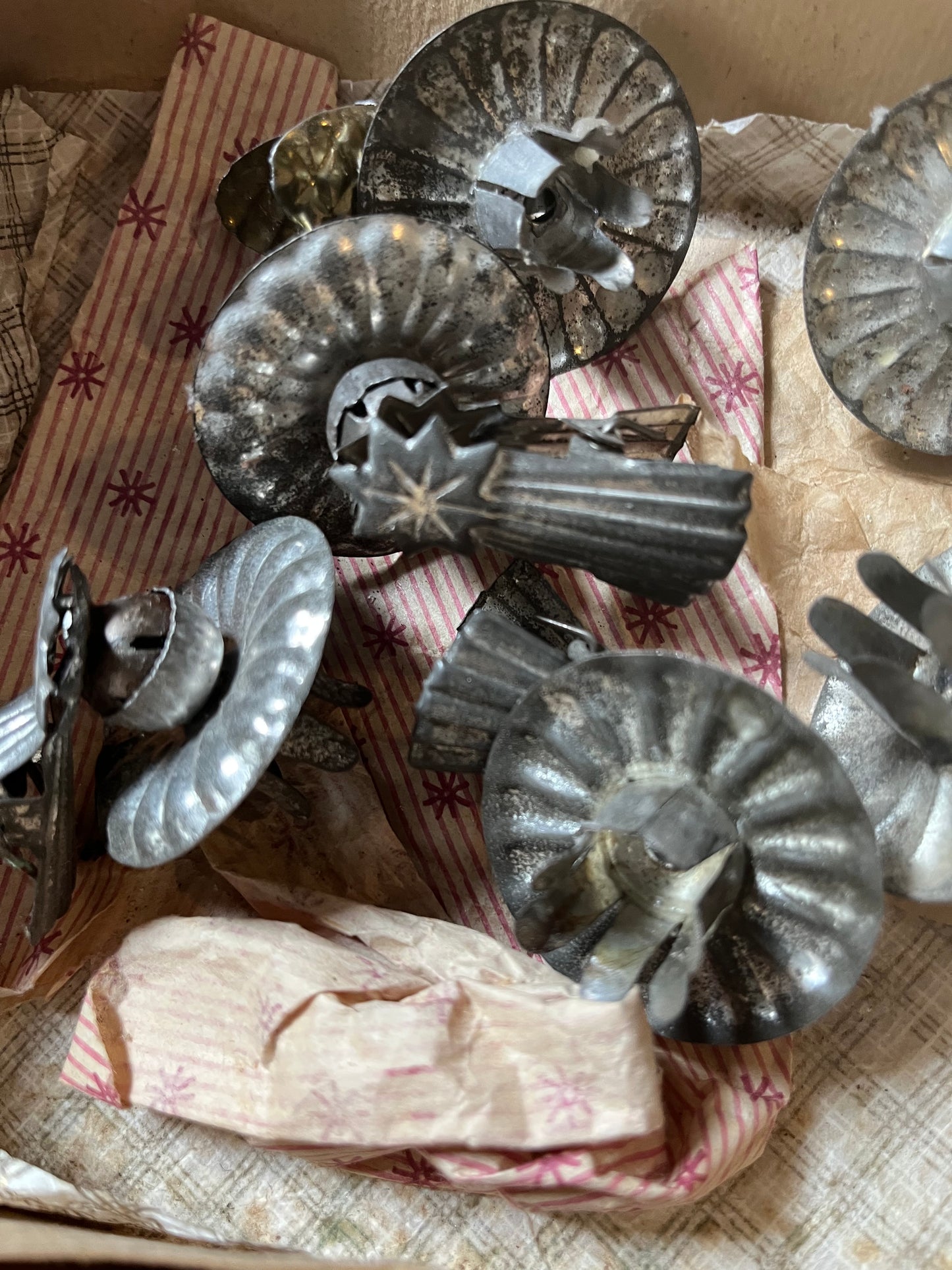 Weihnachtsschmuck im Karton von ca. 1940 & Kerzenhalter