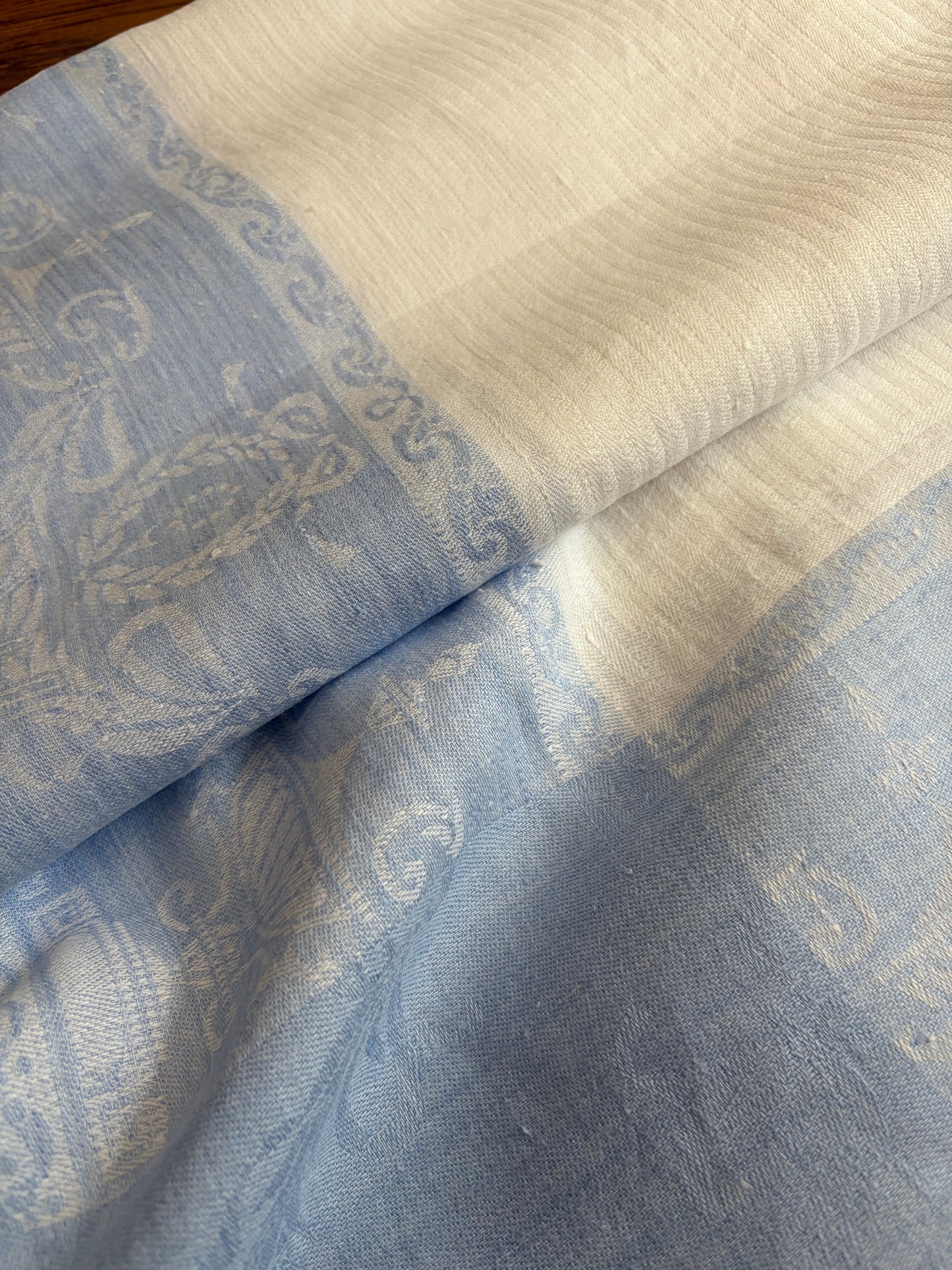 Große, ehrwürdige Leinendecke für die Tafel mit blauer Damastbordüre und Biedermeier-Muster