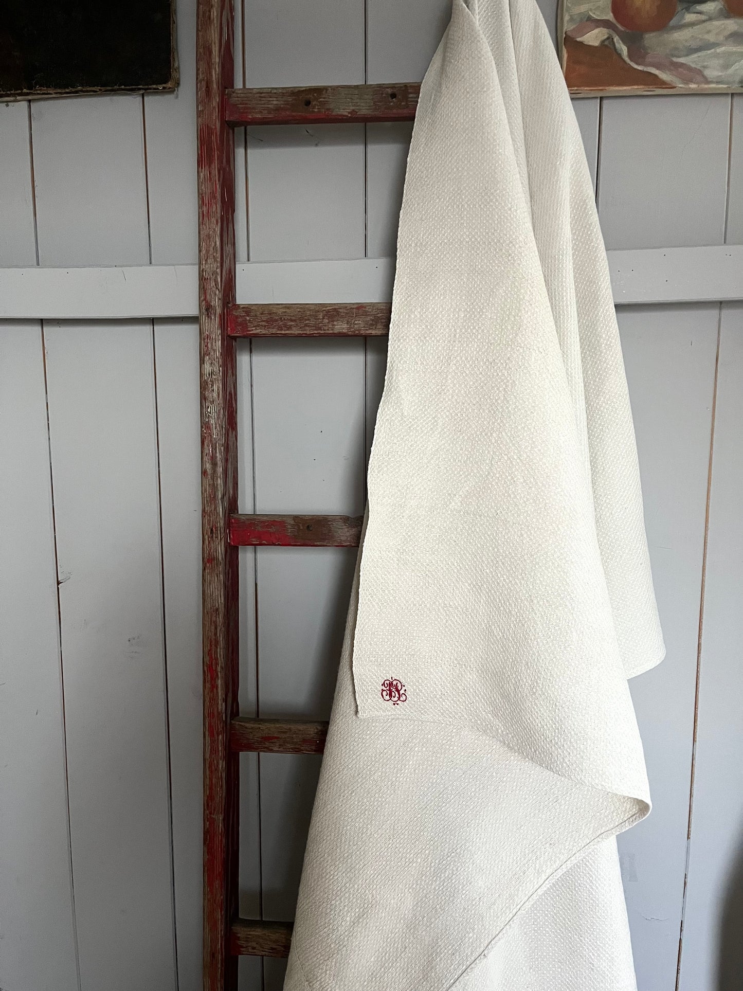 Bildschönes Bauernleinen-Tuch mit Struktur und Monogramm 153 x 153