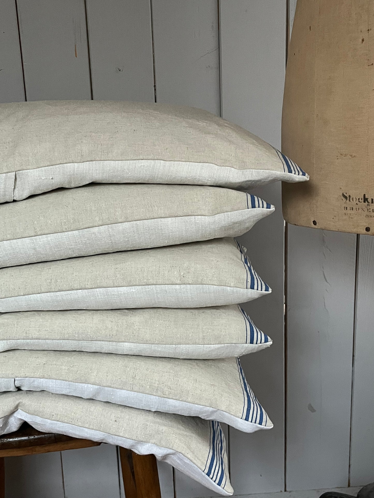 XL Kissen altes Leinen mit blauen Streifen und Blüte 80 x 40