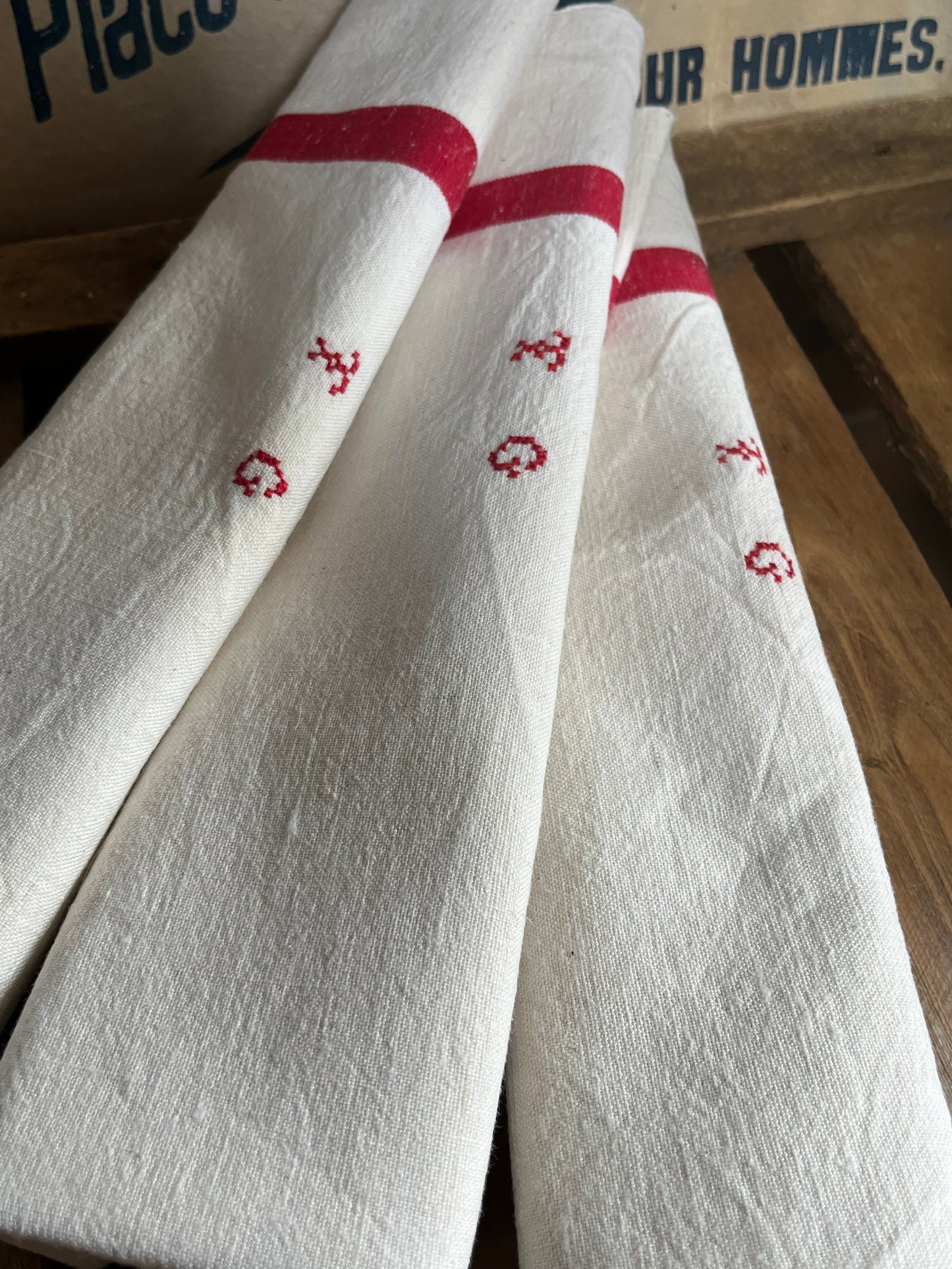Set: 2 französische Leinentücher mit roten Streifen und Monogramm