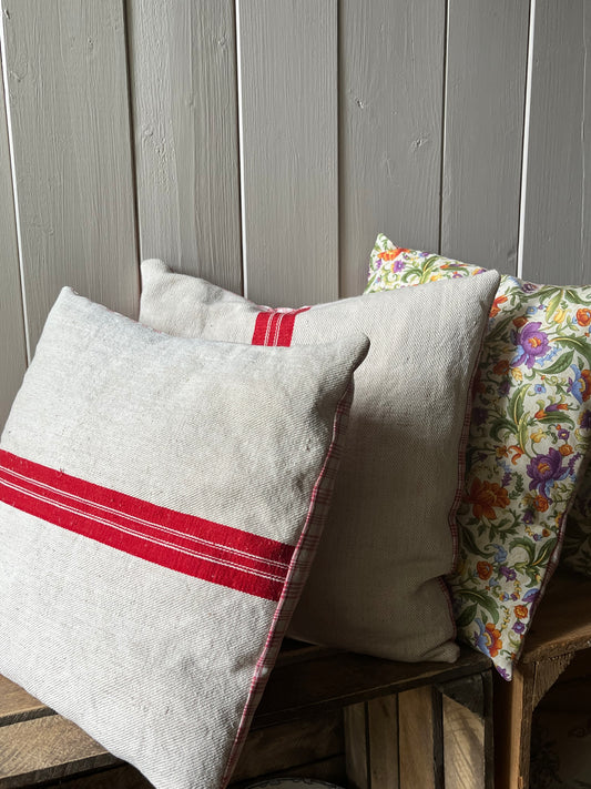 Rot gestreift: Vintage Kissen aus altem Leinensack 40 x 40