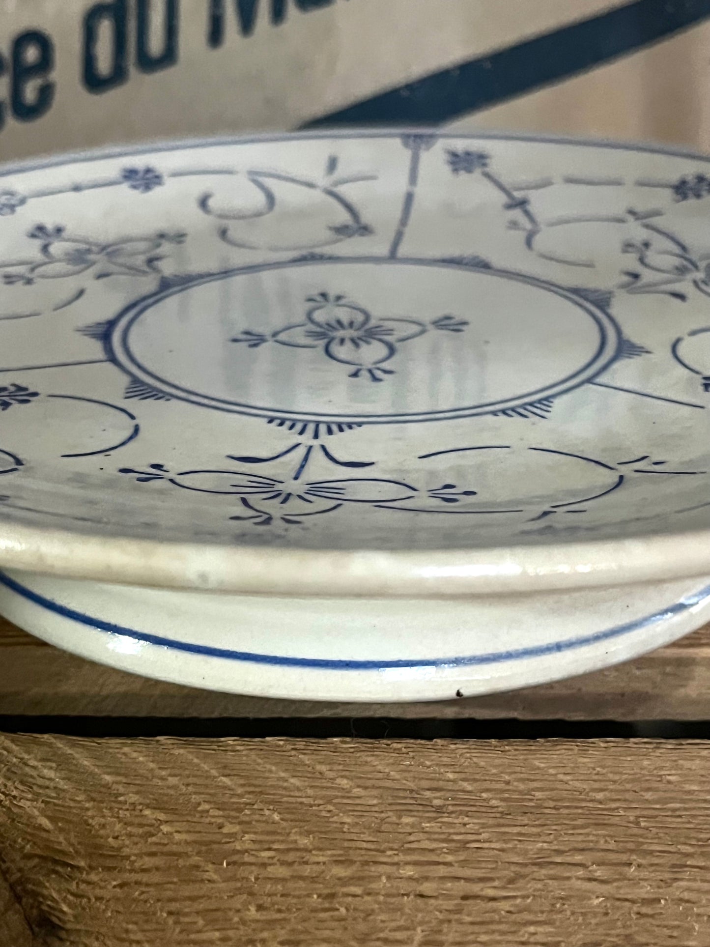 Bildschöne Etagere Belgien mit Streublumen Blau/Weiß