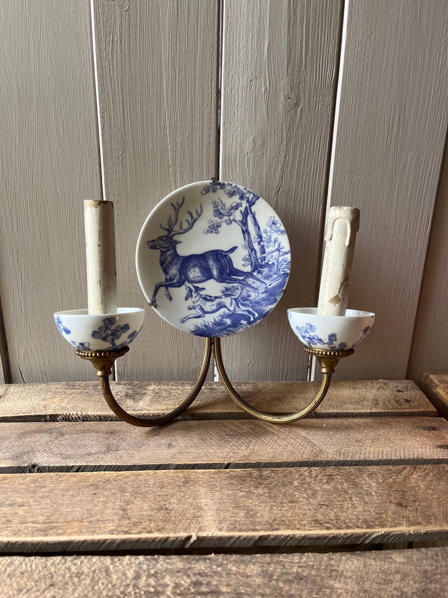 Seltene Wandlampe mit Hirschmotiv auf Porzellan aus Frankreich