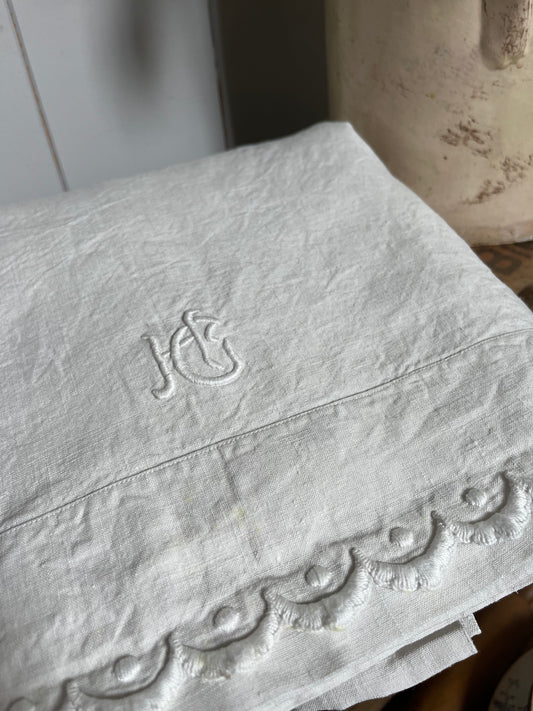 Schweres und großes Leinen Tuch mit Bogenkante und Monogramm