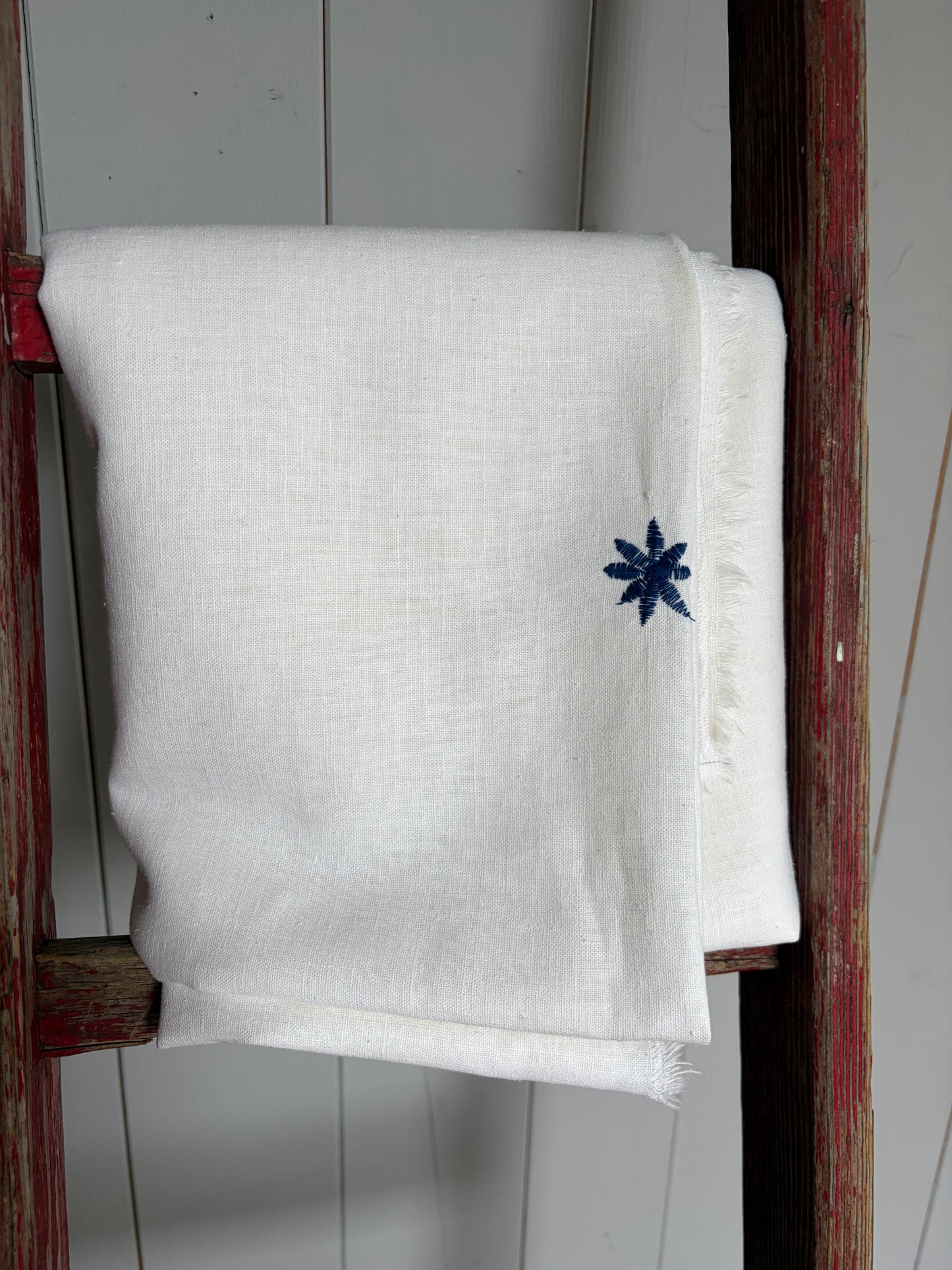 Just a Throw…Großer Überwurf, Decke, Plaid aus weißem Leinen mit blauer Blüte 175 x 150