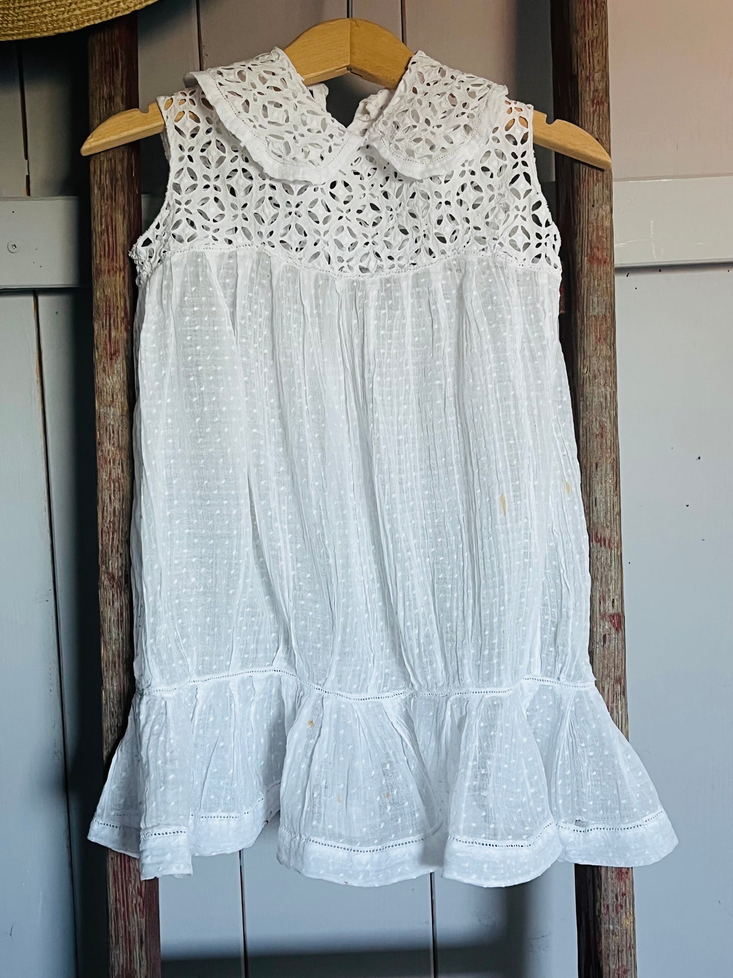 Für Mademoiselle: feines Kleid mit viel Spitze und Spitze