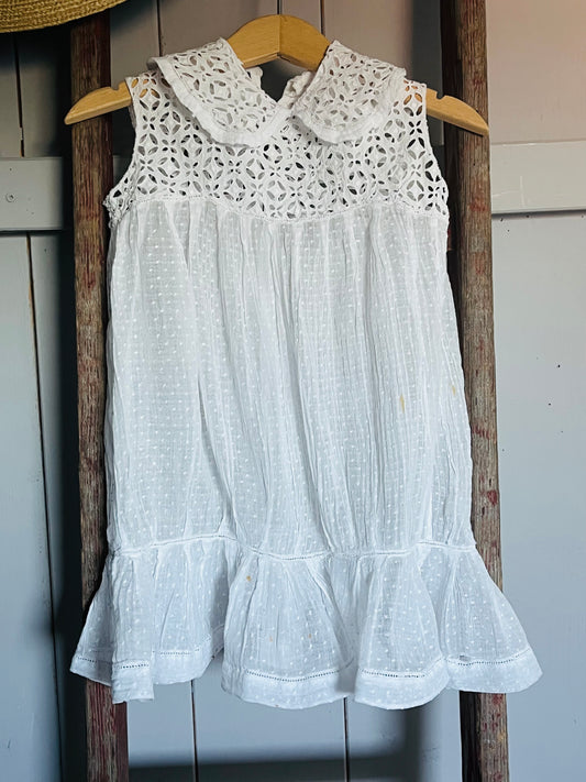 Für Mademoiselle: feines Kleid mit viel Spitze und Spitze