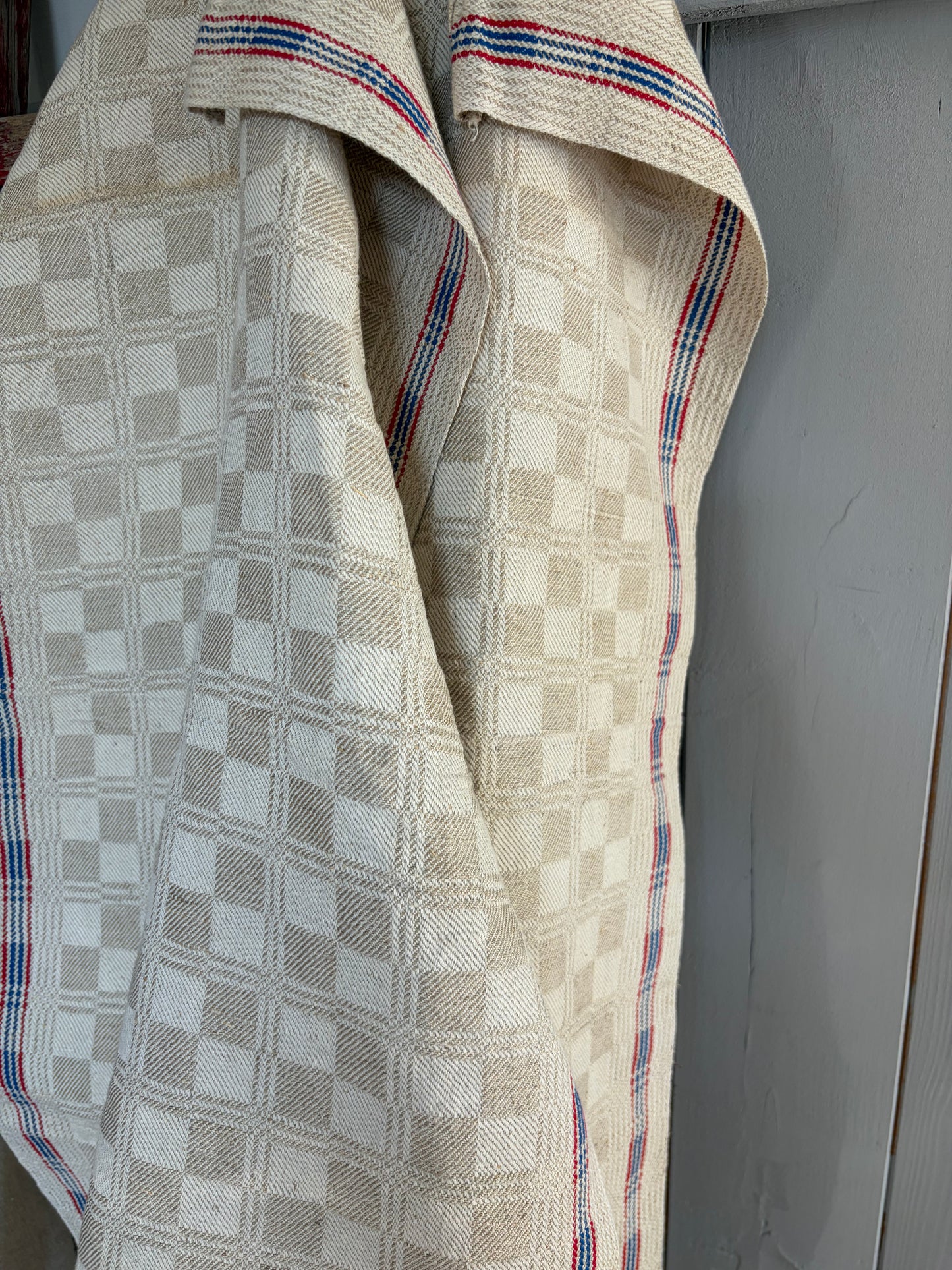 Set: 2 XL wunderschöne Leinentücher um 1930 mit Schachbrett und Streifen in Blau/Rot - die Klassiker