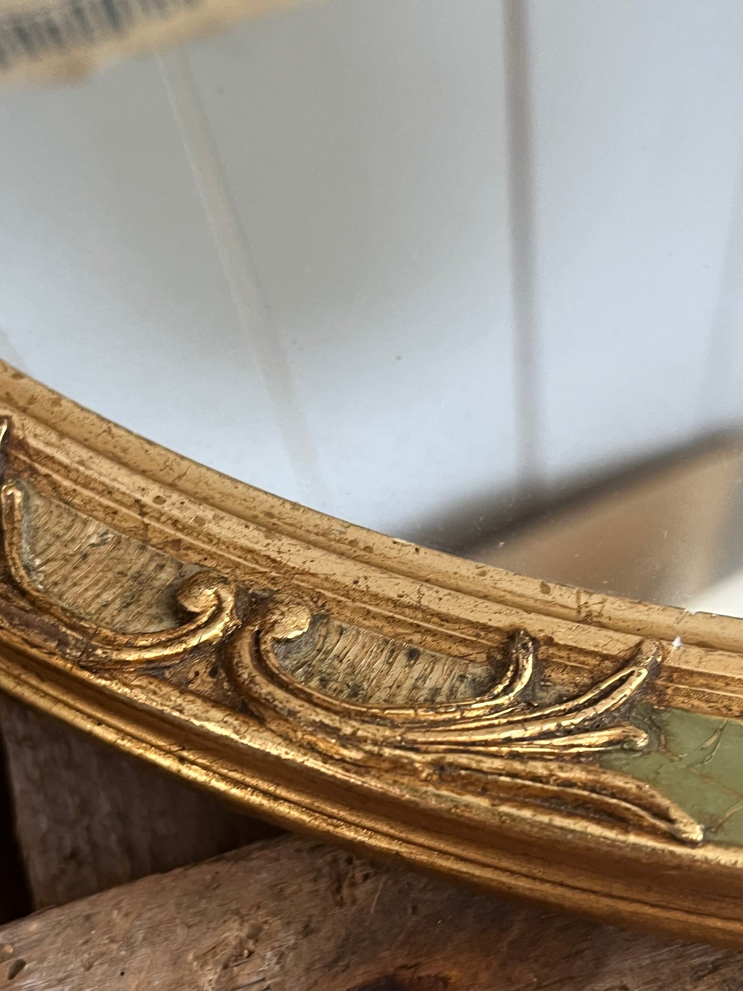 Alter florentinischer Spiegel schwer und mit Stuckrahmen