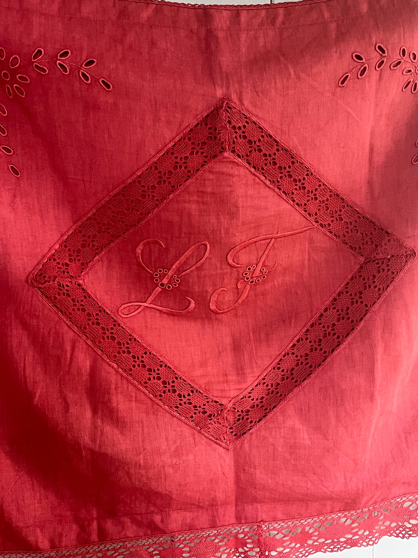 Trio: Alte französische Kissenbezüge mit Spitze, Monogramm und gefärbt