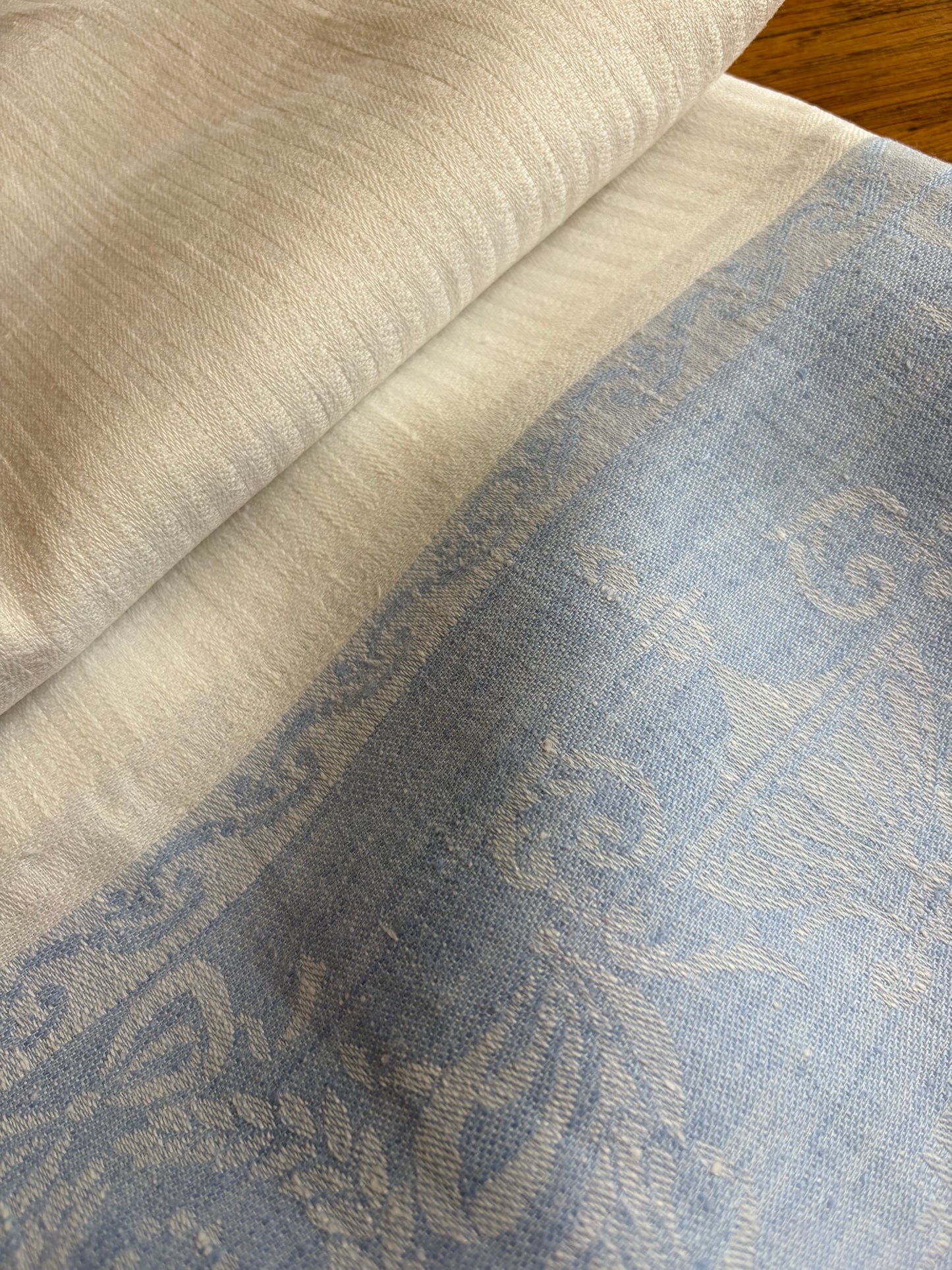 Große, ehrwürdige Leinendecke für die Tafel mit blauer Damastbordüre und Biedermeier-Muster