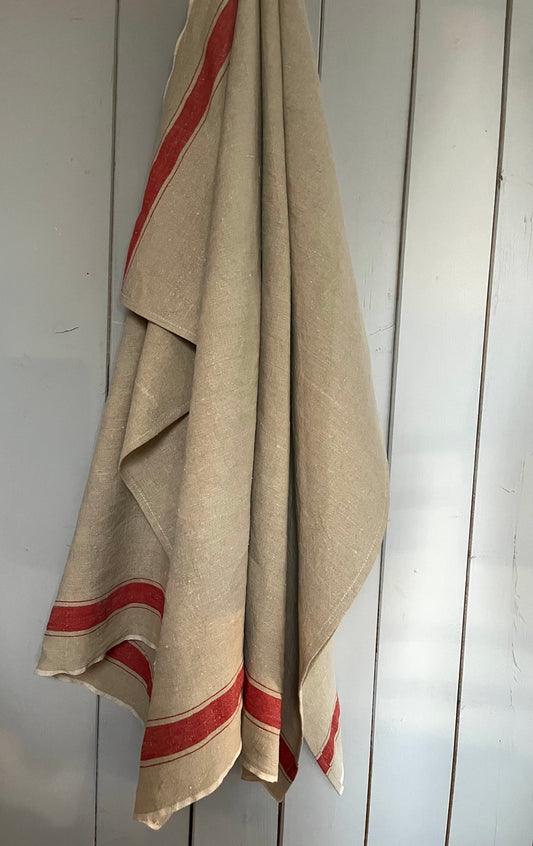 Großes Leinentuch mit breiten roten Streifen