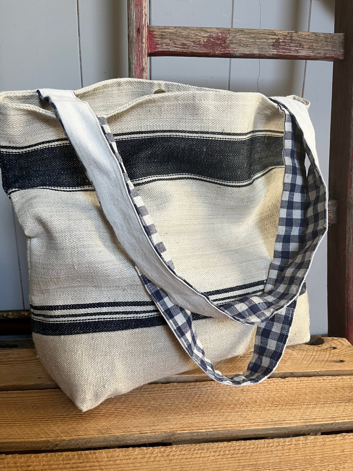 Blau gestreift: große Tasche aus kräftigem altem Leinensack mit Herzanhänger