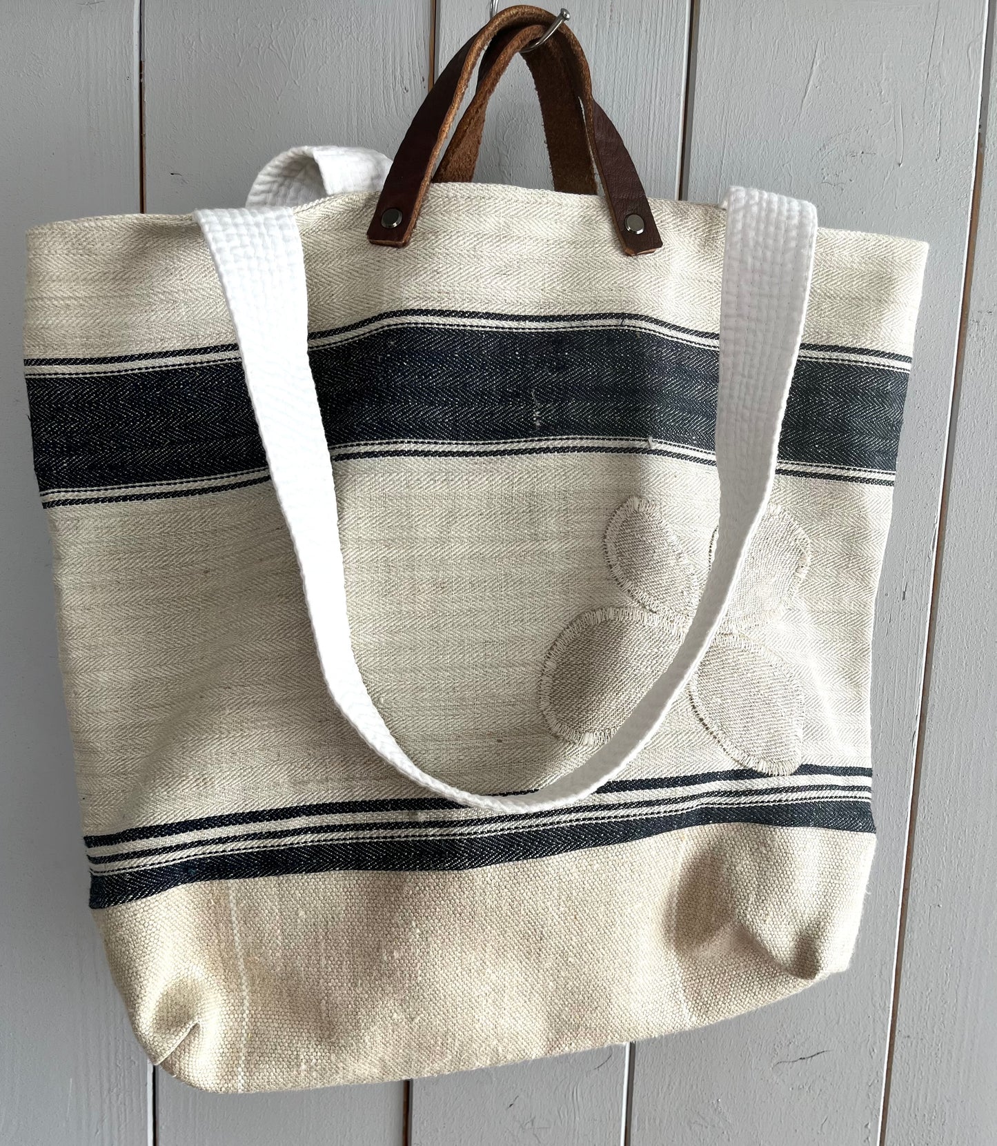Blue Stripes: Große Tasche aus altem Leinen mit Streifen und Blüten