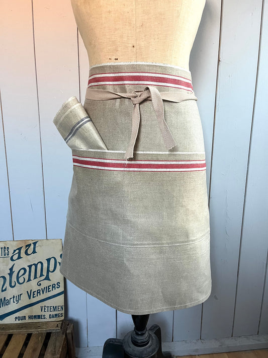Schürze aus Leinen mit roten Streifen und Tasche